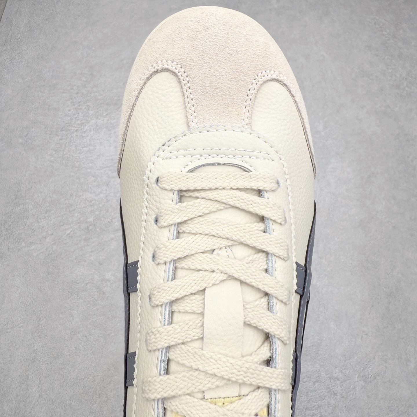 图片[4]-＃纯原福利 Asics Onitsuka Tiger MEXICO 66 亚瑟士鬼冢虎复古经典板鞋 市场最强版本 原厂牛津布加持 海外订单工厂出品 超成熟稳定的做工品控 原装全套纸板楦头开发 原汁原味 完美呈现版型 私模正确鞋底咬花纹路 一比一鞋头弧度高度鞋身弧度 绝不口嗨 细节品控鞋型随意秒杀市面 原档咬花纹路私模大底 一个单元有六个三角形 总体形拼接呈现花瓣状 官方四联吊牌 原装Ortholite轻量化鞋垫 原盒原配 质保卡 说明书 钢印防尘纸 纸板中底带钢印 乳胶组合鞋垫 支持全方位的对比专柜 产品从款式颜色造型上体现出追求舒适和细节的完美 鞋类更是推崇手工制作的严谨与完美 融舒适性与可穿性的设计风格 注重细节的完美和别致魅力 既保持稳重 又不失轻松的时尚感 尺码：36 37 37.5 38 39 39.5 40 40.5 41.5 42 42.5 43.5 44 45-选品中心