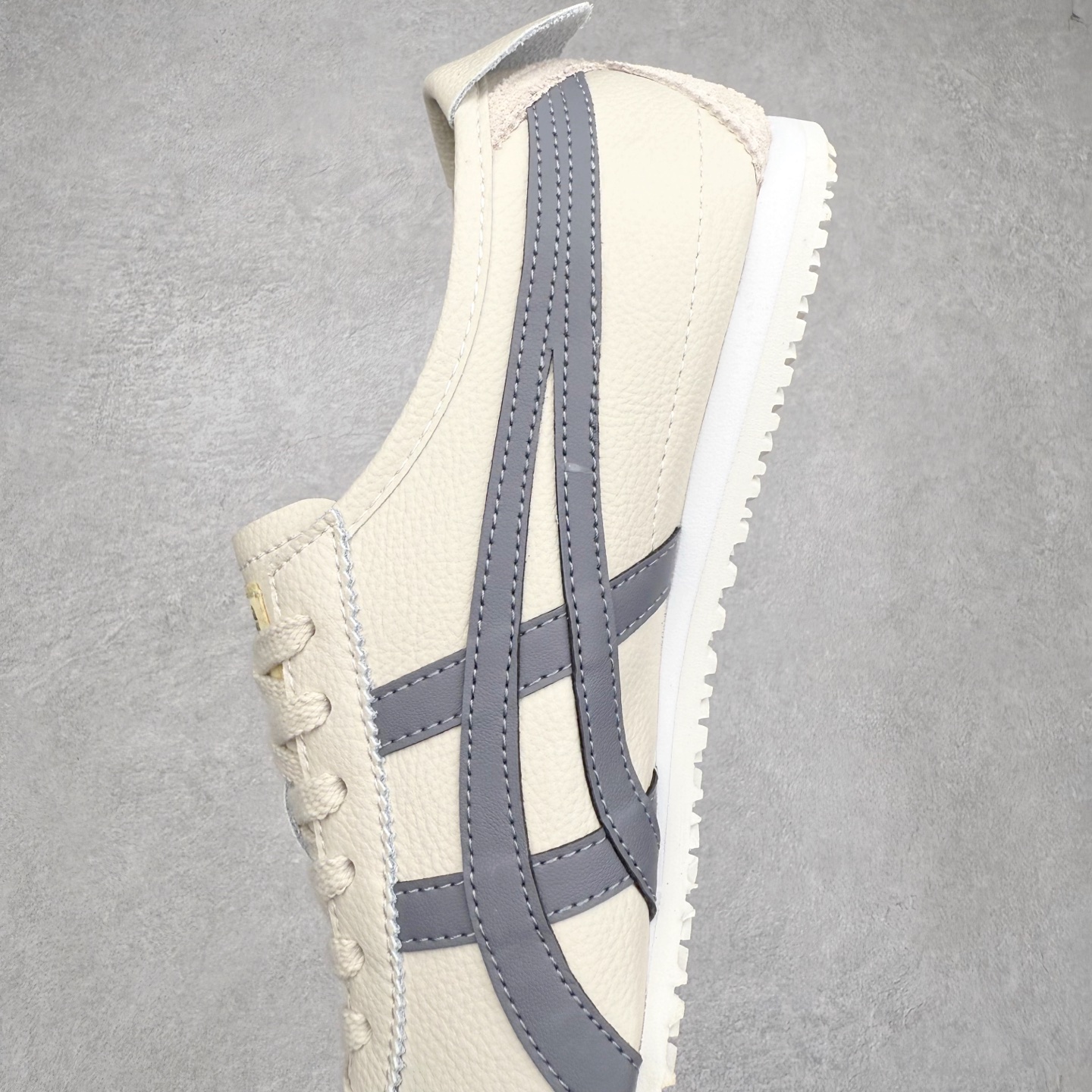 图片[7]-＃纯原福利 Asics Onitsuka Tiger MEXICO 66 亚瑟士鬼冢虎复古经典板鞋 市场最强版本 原厂牛津布加持 海外订单工厂出品 超成熟稳定的做工品控 原装全套纸板楦头开发 原汁原味 完美呈现版型 私模正确鞋底咬花纹路 一比一鞋头弧度高度鞋身弧度 绝不口嗨 细节品控鞋型随意秒杀市面 原档咬花纹路私模大底 一个单元有六个三角形 总体形拼接呈现花瓣状 官方四联吊牌 原装Ortholite轻量化鞋垫 原盒原配 质保卡 说明书 钢印防尘纸 纸板中底带钢印 乳胶组合鞋垫 支持全方位的对比专柜 产品从款式颜色造型上体现出追求舒适和细节的完美 鞋类更是推崇手工制作的严谨与完美 融舒适性与可穿性的设计风格 注重细节的完美和别致魅力 既保持稳重 又不失轻松的时尚感 尺码：36 37 37.5 38 39 39.5 40 40.5 41.5 42 42.5 43.5 44 45-选品中心