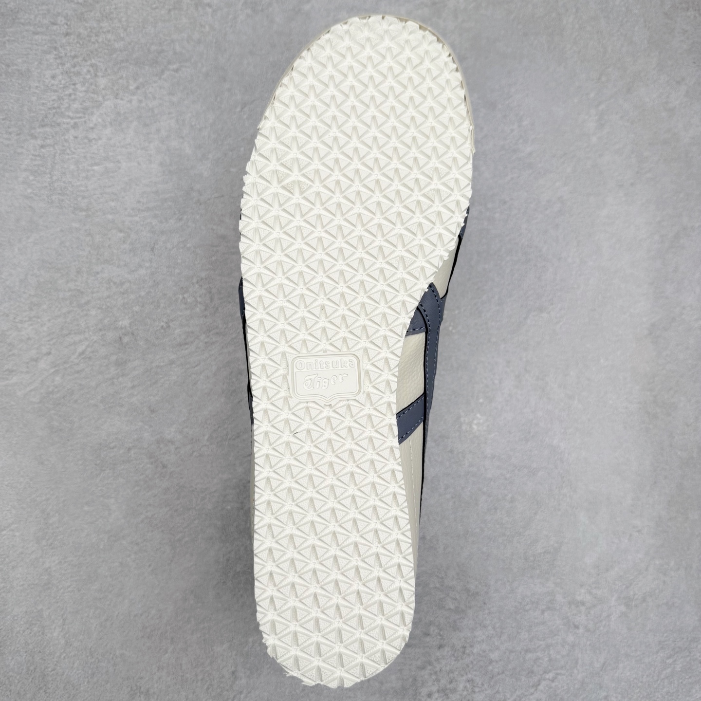 图片[9]-＃纯原福利 Asics Onitsuka Tiger MEXICO 66 亚瑟士鬼冢虎复古经典板鞋 市场最强版本 原厂牛津布加持 海外订单工厂出品 超成熟稳定的做工品控 原装全套纸板楦头开发 原汁原味 完美呈现版型 私模正确鞋底咬花纹路 一比一鞋头弧度高度鞋身弧度 绝不口嗨 细节品控鞋型随意秒杀市面 原档咬花纹路私模大底 一个单元有六个三角形 总体形拼接呈现花瓣状 官方四联吊牌 原装Ortholite轻量化鞋垫 原盒原配 质保卡 说明书 钢印防尘纸 纸板中底带钢印 乳胶组合鞋垫 支持全方位的对比专柜 产品从款式颜色造型上体现出追求舒适和细节的完美 鞋类更是推崇手工制作的严谨与完美 融舒适性与可穿性的设计风格 注重细节的完美和别致魅力 既保持稳重 又不失轻松的时尚感 尺码：36 37 37.5 38 39 39.5 40 40.5 41.5 42 42.5 43.5 44 45-选品中心