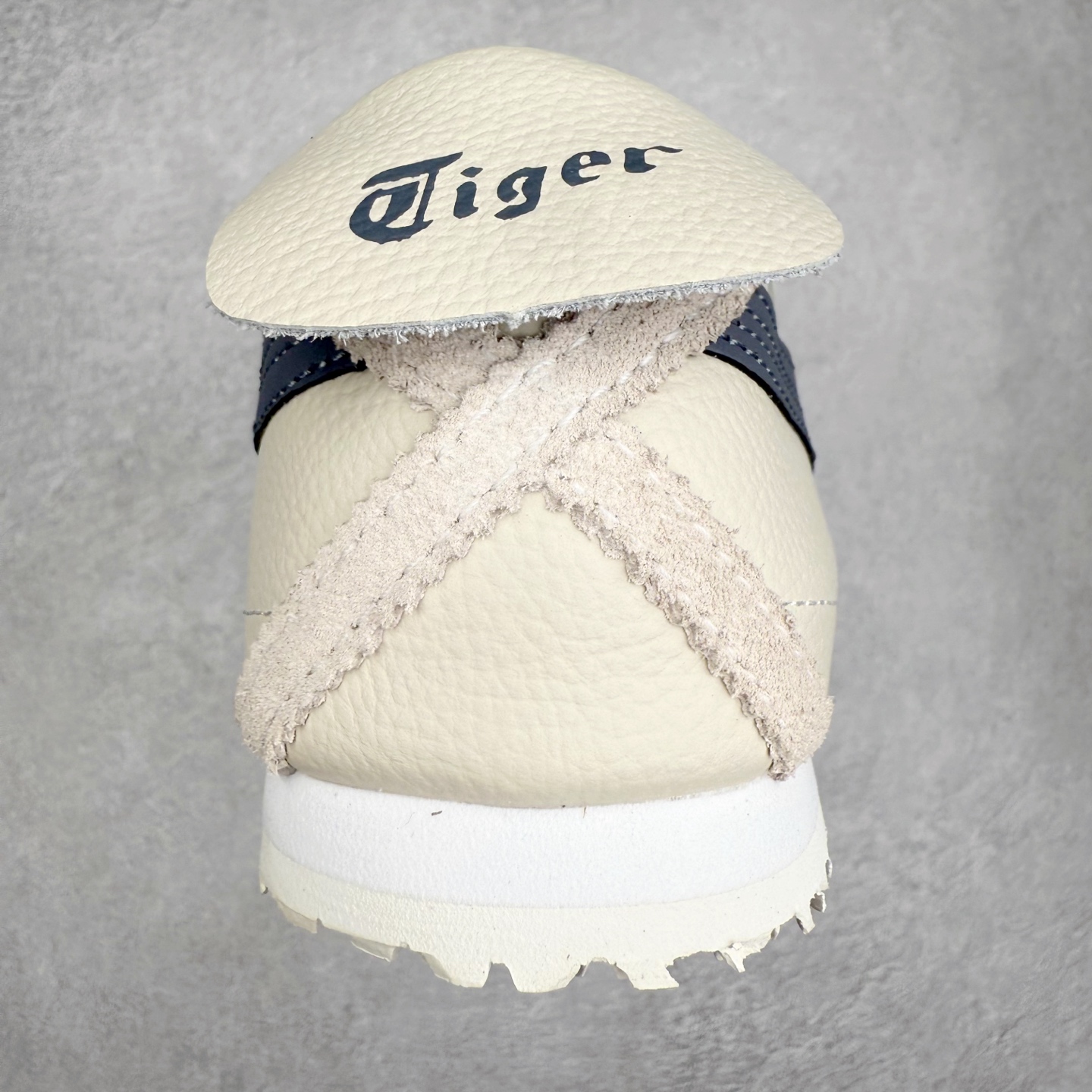 图片[8]-＃纯原福利 Asics Onitsuka Tiger MEXICO 66 亚瑟士鬼冢虎复古经典板鞋 市场最强版本 原厂牛津布加持 海外订单工厂出品 超成熟稳定的做工品控 原装全套纸板楦头开发 原汁原味 完美呈现版型 私模正确鞋底咬花纹路 一比一鞋头弧度高度鞋身弧度 绝不口嗨 细节品控鞋型随意秒杀市面 原档咬花纹路私模大底 一个单元有六个三角形 总体形拼接呈现花瓣状 官方四联吊牌 原装Ortholite轻量化鞋垫 原盒原配 质保卡 说明书 钢印防尘纸 纸板中底带钢印 乳胶组合鞋垫 支持全方位的对比专柜 产品从款式颜色造型上体现出追求舒适和细节的完美 鞋类更是推崇手工制作的严谨与完美 融舒适性与可穿性的设计风格 注重细节的完美和别致魅力 既保持稳重 又不失轻松的时尚感 尺码：36 37 37.5 38 39 39.5 40 40.5 41.5 42 42.5 43.5 44 45-选品中心