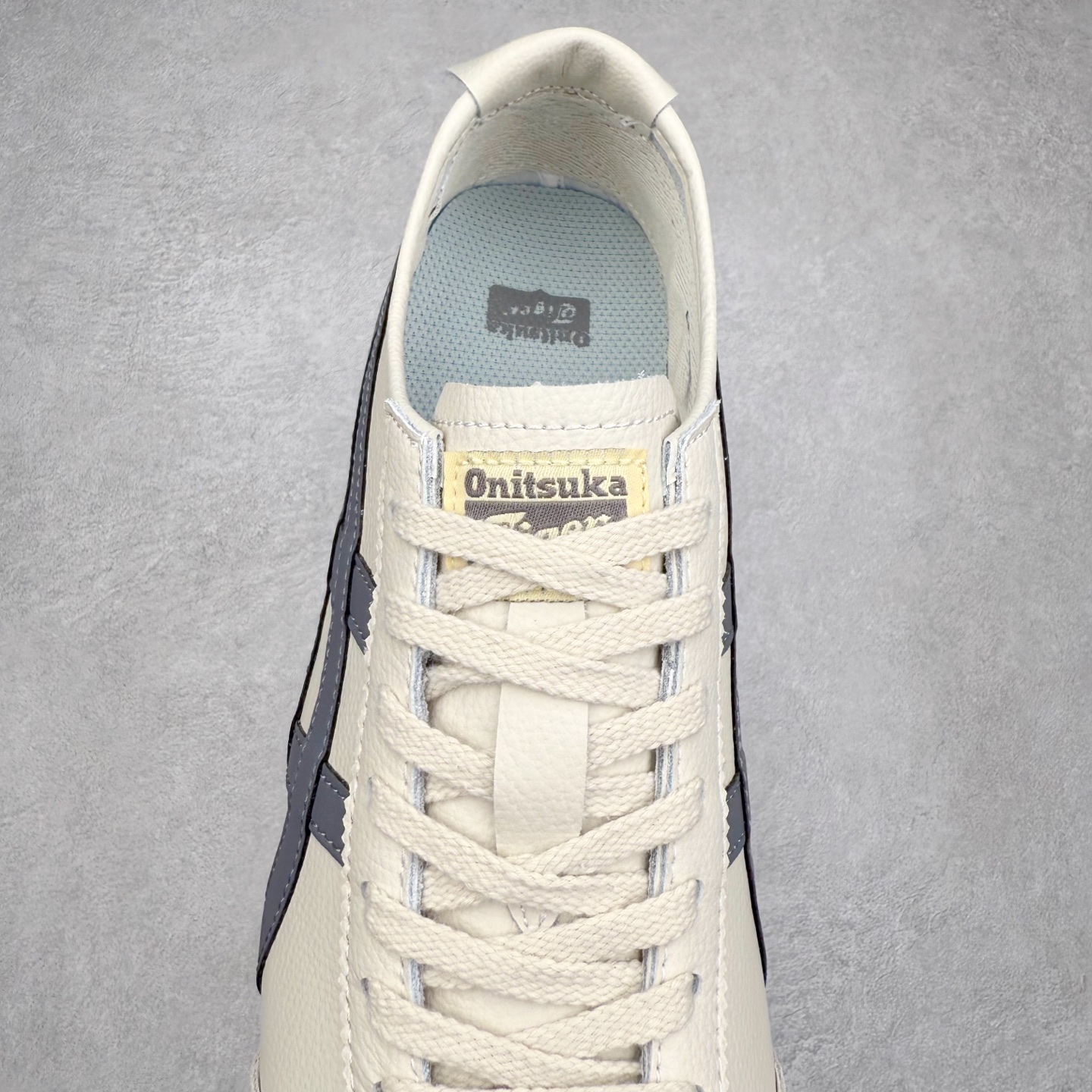 图片[5]-＃纯原福利 Asics Onitsuka Tiger MEXICO 66 亚瑟士鬼冢虎复古经典板鞋 市场最强版本 原厂牛津布加持 海外订单工厂出品 超成熟稳定的做工品控 原装全套纸板楦头开发 原汁原味 完美呈现版型 私模正确鞋底咬花纹路 一比一鞋头弧度高度鞋身弧度 绝不口嗨 细节品控鞋型随意秒杀市面 原档咬花纹路私模大底 一个单元有六个三角形 总体形拼接呈现花瓣状 官方四联吊牌 原装Ortholite轻量化鞋垫 原盒原配 质保卡 说明书 钢印防尘纸 纸板中底带钢印 乳胶组合鞋垫 支持全方位的对比专柜 产品从款式颜色造型上体现出追求舒适和细节的完美 鞋类更是推崇手工制作的严谨与完美 融舒适性与可穿性的设计风格 注重细节的完美和别致魅力 既保持稳重 又不失轻松的时尚感 尺码：36 37 37.5 38 39 39.5 40 40.5 41.5 42 42.5 43.5 44 45-选品中心