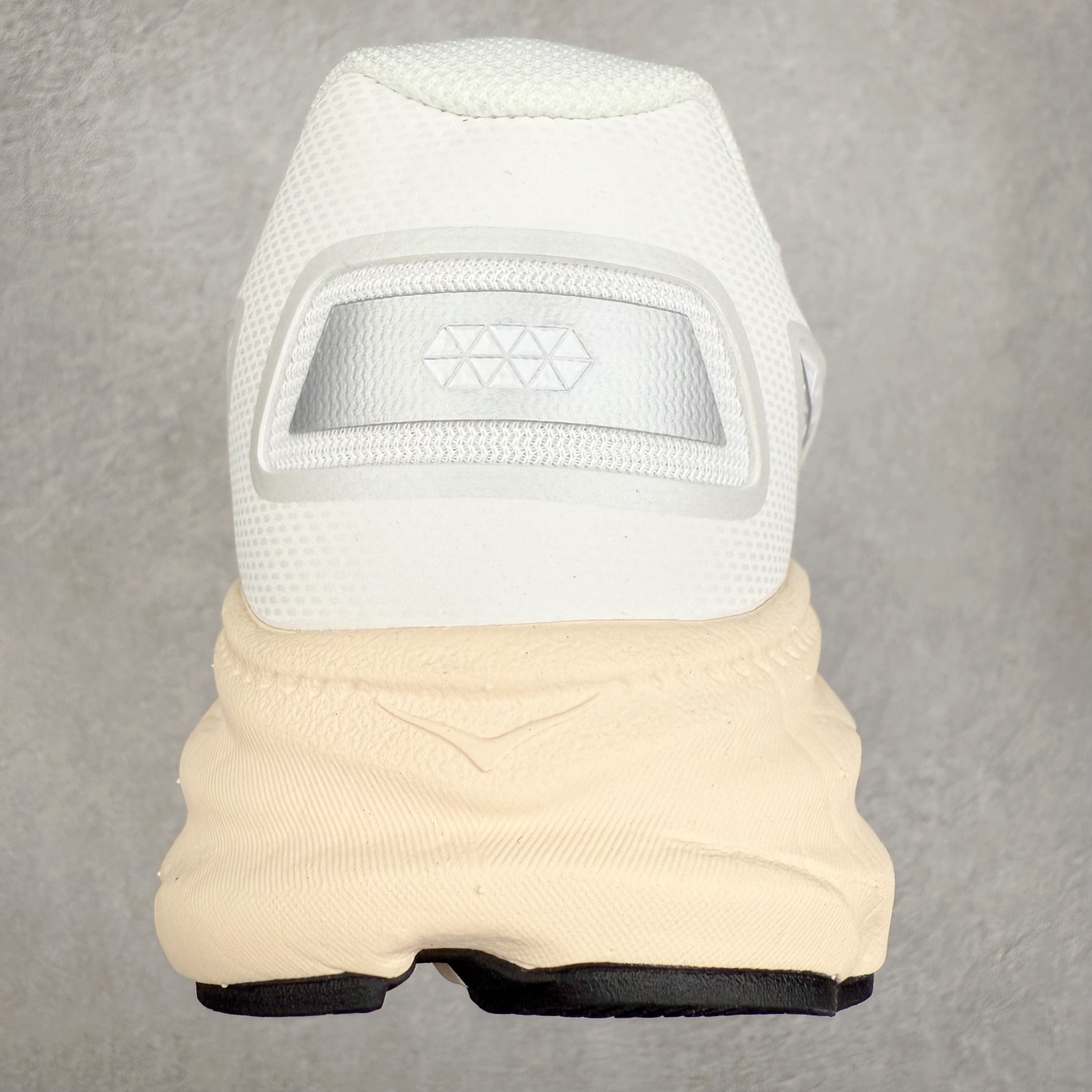 图片[8]-＃HK纯原 HOKA ONE ONE Clifton 克里夫顿9代专业性能减震公路跑步鞋 美国特供批次 轻盈透气的针织网面和纱线的使用让鞋面更挺拔 增强鞋面的强度和支撑性能 搭配柔软的鞋舌 让双脚在舒适包裹中跑的更加畅快 全新泡棉中底 柔软的同时增强回弹性能 为不同跑者提供更平稳流畅的脚感 带来全面的缓冲保护 根据人体工程学设计的延长拉襟 后跟处弹软的海绵填充舒适固定 避免掉跟和摩擦 相比上一代光滑的内衬 Clifton 9的内衬增强了摩擦力 避免双脚在鞋内滑动 尺码：36 36.5 37.5 38 38.5 39 40 40.5 41 42 42.5 43 44 44.5 45-选品中心