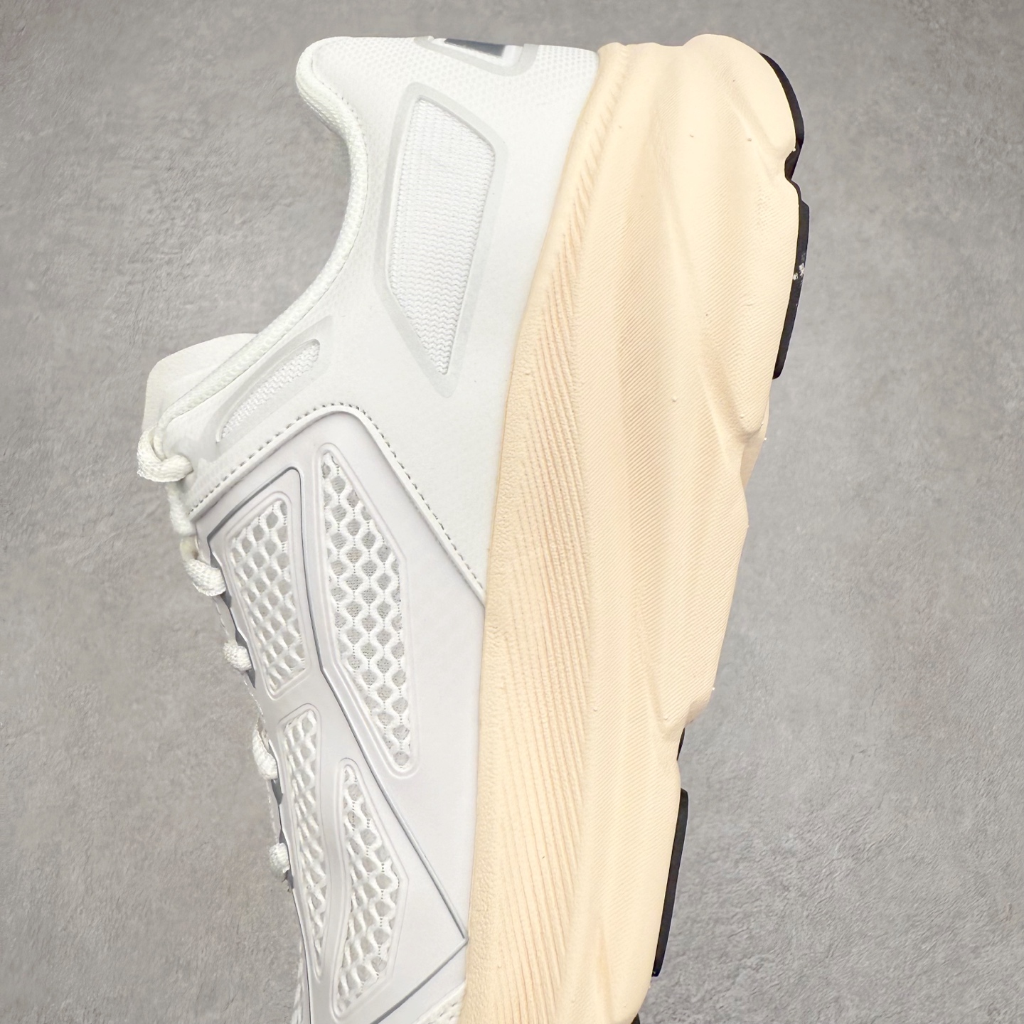 图片[7]-＃HK纯原 HOKA ONE ONE Clifton 克里夫顿9代专业性能减震公路跑步鞋 美国特供批次 轻盈透气的针织网面和纱线的使用让鞋面更挺拔 增强鞋面的强度和支撑性能 搭配柔软的鞋舌 让双脚在舒适包裹中跑的更加畅快 全新泡棉中底 柔软的同时增强回弹性能 为不同跑者提供更平稳流畅的脚感 带来全面的缓冲保护 根据人体工程学设计的延长拉襟 后跟处弹软的海绵填充舒适固定 避免掉跟和摩擦 相比上一代光滑的内衬 Clifton 9的内衬增强了摩擦力 避免双脚在鞋内滑动 尺码：36 36.5 37.5 38 38.5 39 40 40.5 41 42 42.5 43 44 44.5 45-选品中心