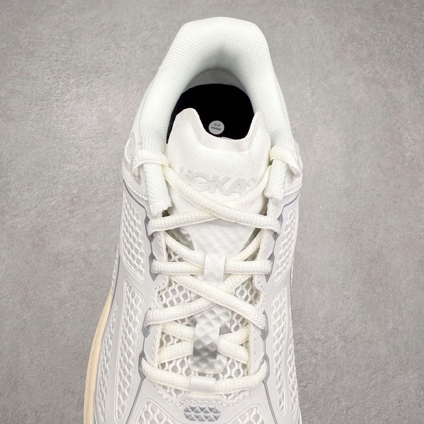 图片[5]-＃HK纯原 HOKA ONE ONE Clifton 克里夫顿9代专业性能减震公路跑步鞋 美国特供批次 轻盈透气的针织网面和纱线的使用让鞋面更挺拔 增强鞋面的强度和支撑性能 搭配柔软的鞋舌 让双脚在舒适包裹中跑的更加畅快 全新泡棉中底 柔软的同时增强回弹性能 为不同跑者提供更平稳流畅的脚感 带来全面的缓冲保护 根据人体工程学设计的延长拉襟 后跟处弹软的海绵填充舒适固定 避免掉跟和摩擦 相比上一代光滑的内衬 Clifton 9的内衬增强了摩擦力 避免双脚在鞋内滑动 尺码：36 36.5 37.5 38 38.5 39 40 40.5 41 42 42.5 43 44 44.5 45-选品中心