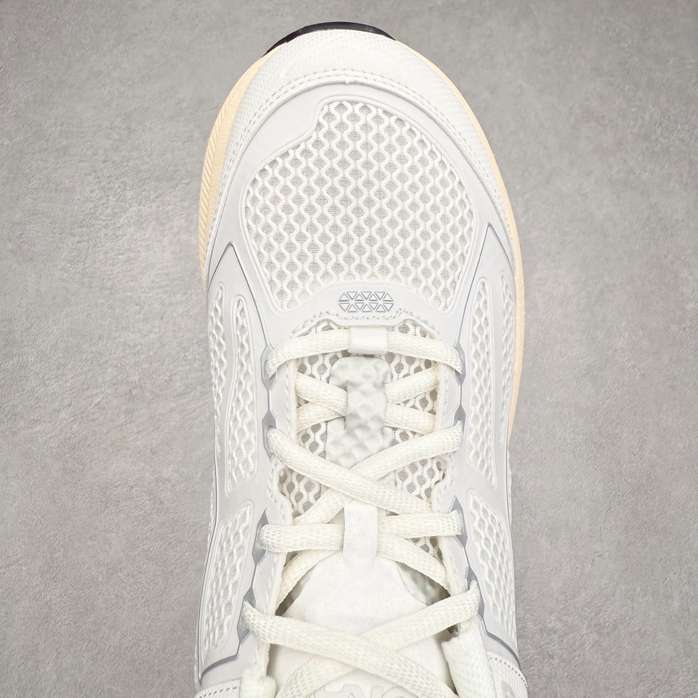 图片[4]-＃HK纯原 HOKA ONE ONE Clifton 克里夫顿9代专业性能减震公路跑步鞋 美国特供批次 轻盈透气的针织网面和纱线的使用让鞋面更挺拔 增强鞋面的强度和支撑性能 搭配柔软的鞋舌 让双脚在舒适包裹中跑的更加畅快 全新泡棉中底 柔软的同时增强回弹性能 为不同跑者提供更平稳流畅的脚感 带来全面的缓冲保护 根据人体工程学设计的延长拉襟 后跟处弹软的海绵填充舒适固定 避免掉跟和摩擦 相比上一代光滑的内衬 Clifton 9的内衬增强了摩擦力 避免双脚在鞋内滑动 尺码：36 36.5 37.5 38 38.5 39 40 40.5 41 42 42.5 43 44 44.5 45-选品中心