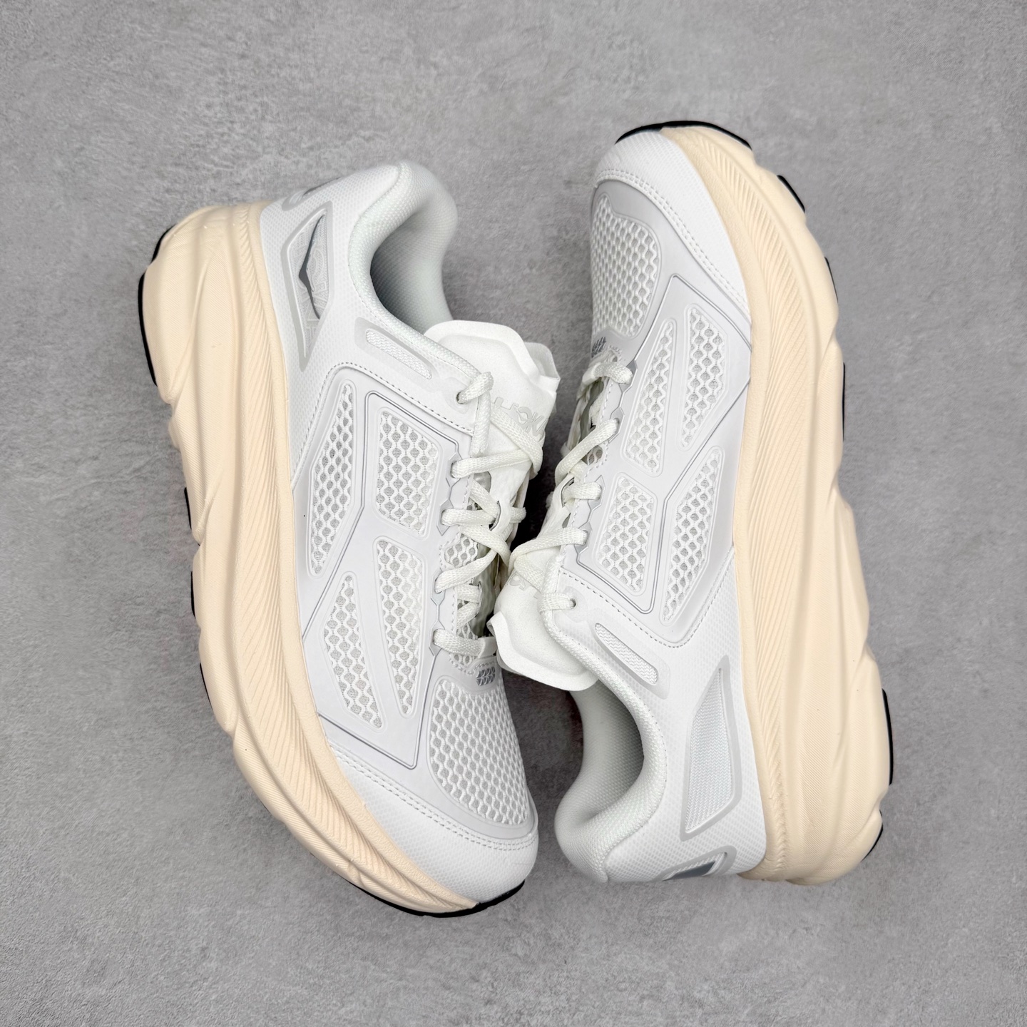 图片[3]-＃HK纯原 HOKA ONE ONE Clifton 克里夫顿9代专业性能减震公路跑步鞋 美国特供批次 轻盈透气的针织网面和纱线的使用让鞋面更挺拔 增强鞋面的强度和支撑性能 搭配柔软的鞋舌 让双脚在舒适包裹中跑的更加畅快 全新泡棉中底 柔软的同时增强回弹性能 为不同跑者提供更平稳流畅的脚感 带来全面的缓冲保护 根据人体工程学设计的延长拉襟 后跟处弹软的海绵填充舒适固定 避免掉跟和摩擦 相比上一代光滑的内衬 Clifton 9的内衬增强了摩擦力 避免双脚在鞋内滑动 尺码：36 36.5 37.5 38 38.5 39 40 40.5 41 42 42.5 43 44 44.5 45-选品中心