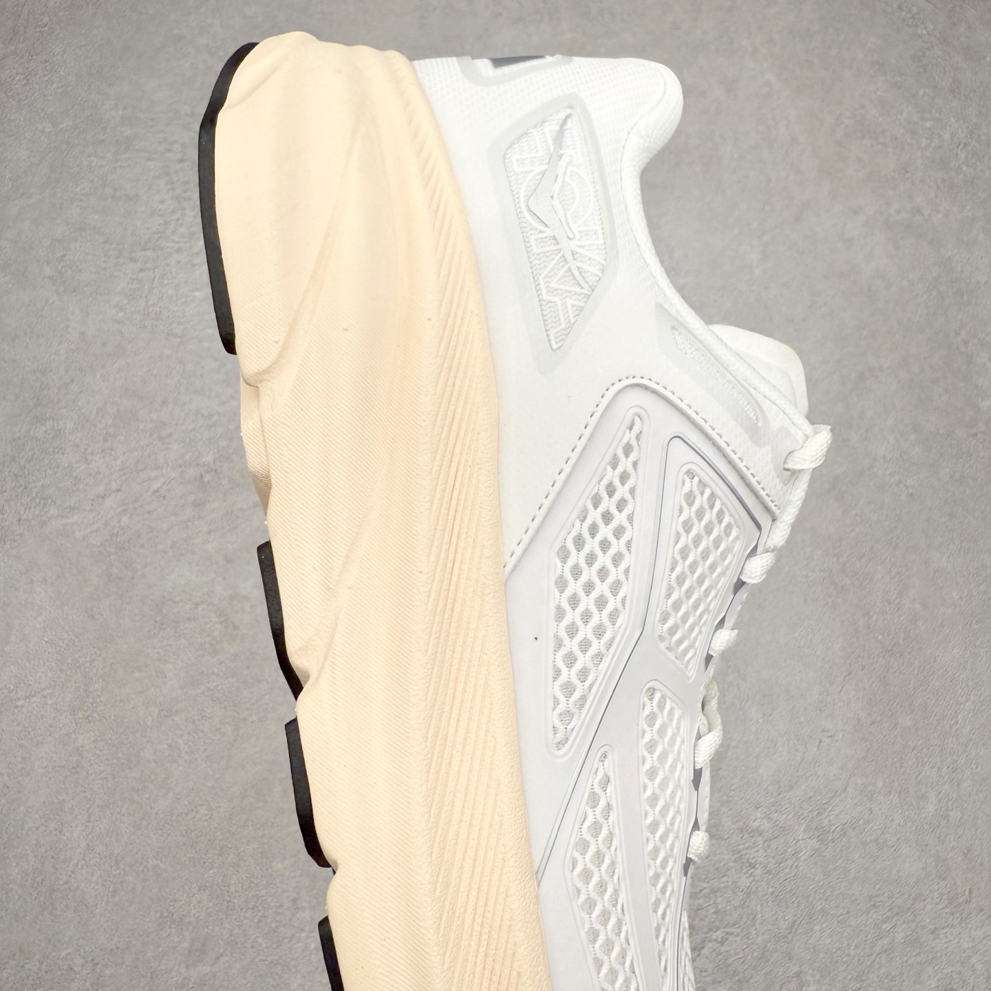 图片[6]-＃HK纯原 HOKA ONE ONE Clifton 克里夫顿9代专业性能减震公路跑步鞋 美国特供批次 轻盈透气的针织网面和纱线的使用让鞋面更挺拔 增强鞋面的强度和支撑性能 搭配柔软的鞋舌 让双脚在舒适包裹中跑的更加畅快 全新泡棉中底 柔软的同时增强回弹性能 为不同跑者提供更平稳流畅的脚感 带来全面的缓冲保护 根据人体工程学设计的延长拉襟 后跟处弹软的海绵填充舒适固定 避免掉跟和摩擦 相比上一代光滑的内衬 Clifton 9的内衬增强了摩擦力 避免双脚在鞋内滑动 尺码：36 36.5 37.5 38 38.5 39 40 40.5 41 42 42.5 43 44 44.5 45-选品中心