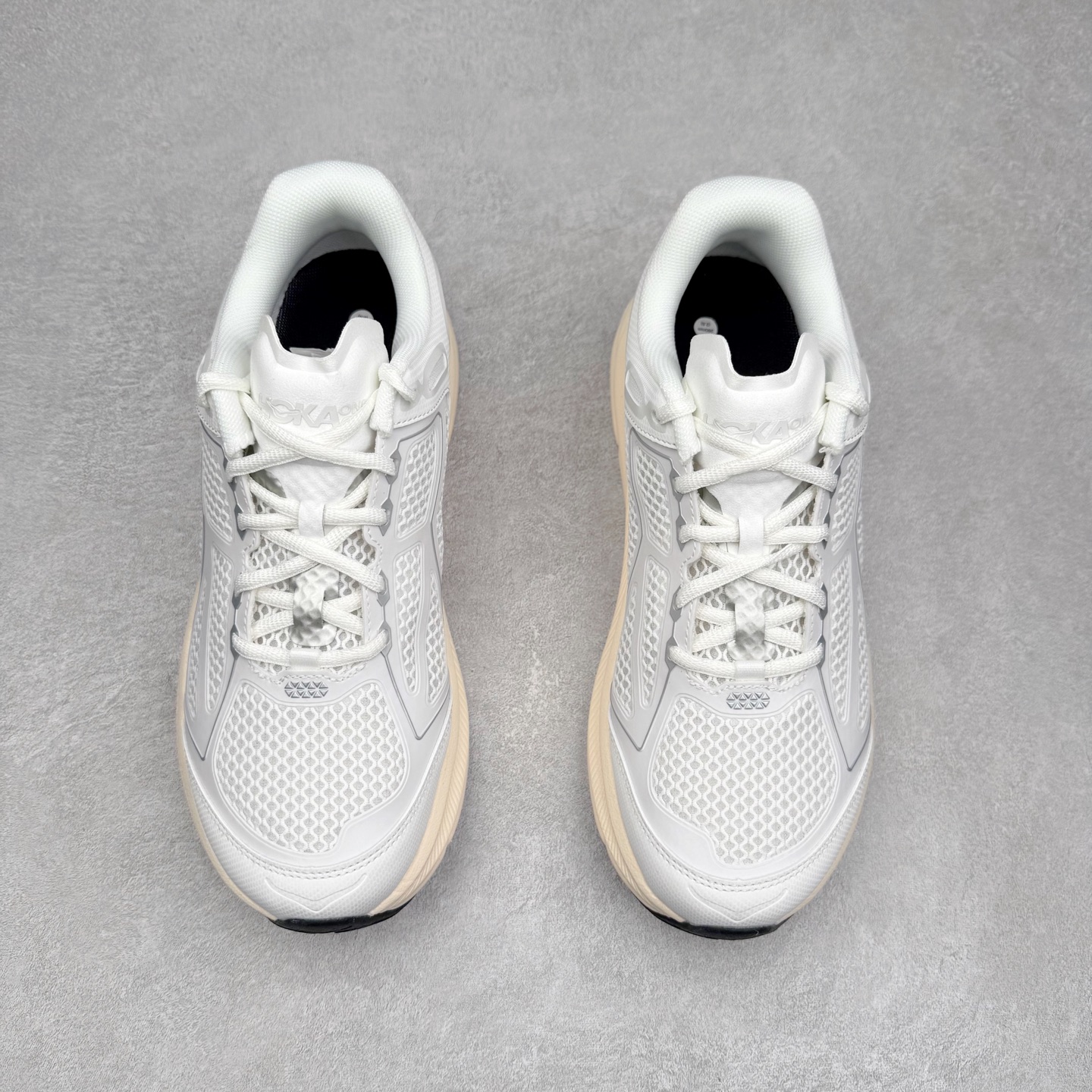 图片[2]-＃HK纯原 HOKA ONE ONE Clifton 克里夫顿9代专业性能减震公路跑步鞋 美国特供批次 轻盈透气的针织网面和纱线的使用让鞋面更挺拔 增强鞋面的强度和支撑性能 搭配柔软的鞋舌 让双脚在舒适包裹中跑的更加畅快 全新泡棉中底 柔软的同时增强回弹性能 为不同跑者提供更平稳流畅的脚感 带来全面的缓冲保护 根据人体工程学设计的延长拉襟 后跟处弹软的海绵填充舒适固定 避免掉跟和摩擦 相比上一代光滑的内衬 Clifton 9的内衬增强了摩擦力 避免双脚在鞋内滑动 尺码：36 36.5 37.5 38 38.5 39 40 40.5 41 42 42.5 43 44 44.5 45-选品中心