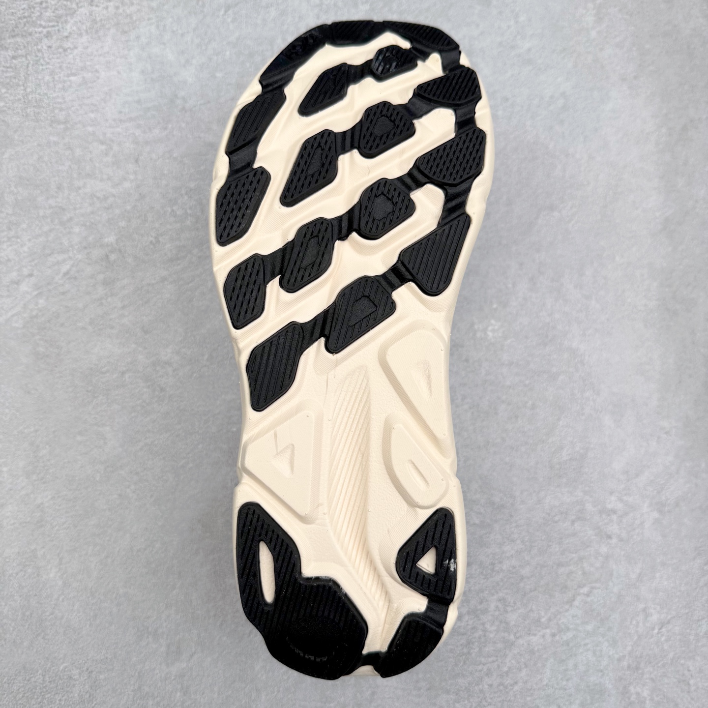 图片[9]-＃HK纯原 HOKA ONE ONE Clifton 克里夫顿9代专业性能减震公路跑步鞋 美国特供批次 轻盈透气的针织网面和纱线的使用让鞋面更挺拔 增强鞋面的强度和支撑性能 搭配柔软的鞋舌 让双脚在舒适包裹中跑的更加畅快 全新泡棉中底 柔软的同时增强回弹性能 为不同跑者提供更平稳流畅的脚感 带来全面的缓冲保护 根据人体工程学设计的延长拉襟 后跟处弹软的海绵填充舒适固定 避免掉跟和摩擦 相比上一代光滑的内衬 Clifton 9的内衬增强了摩擦力 避免双脚在鞋内滑动 尺码：36 36.5 37.5 38 38.5 39 40 40.5 41 42 42.5 43 44 44.5 45-选品中心