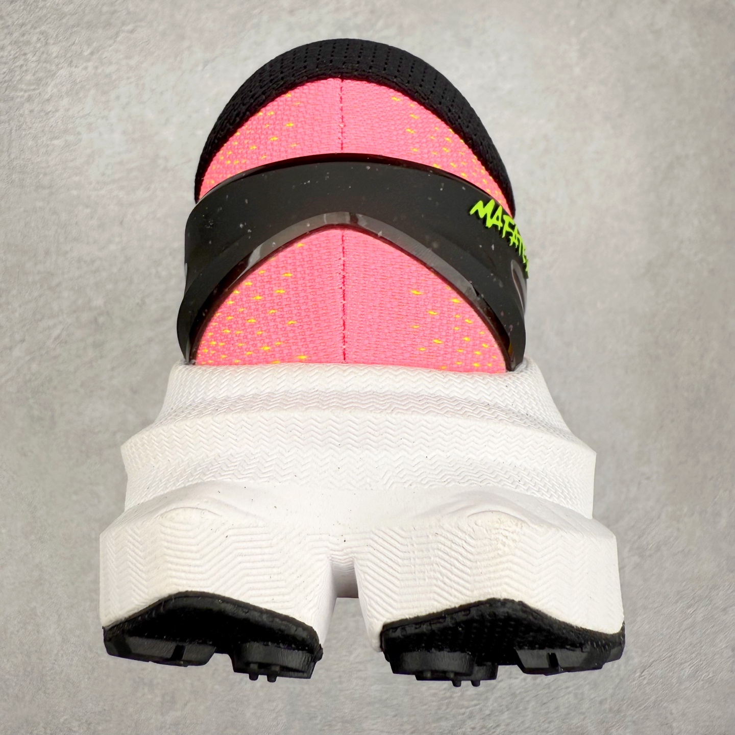 图片[8]-HOKA ONE ONE Mafate X 舒适轻盈低帮休闲越野跑步鞋 HOKA ONE ONE是来自美国的跑步鞋知名品牌，创立于2009年，始终致力于为所有跑者提供更新、更好的跑步装备。相比常规跑鞋，HOKA ONE ONE特别研发使用性能独特的几何形跑鞋中底，此种鞋底更厚、更高、回弹性也更好，除了卓越的缓冲性能，它还能为各种阶段的跑者带来更具动感、更加稳定的跑步体验。HOKAONE ONE从设计之初就清楚意识到，要保证跑者步幅的均匀一致，双脚自然而然的运动至关重要。实拍调校N版已经零色差零失真 百分百还原实物色彩所见即所得 不存在货不对板色差等低级问题 选购参考实物拍摄 不混卖不参货 只用心做好货严格选品 承诺混一赔十 尺码：36 36.5 37.5 38 38.5 39 40 40.5 41 42 42.5 43 44 44.5 45-选品中心