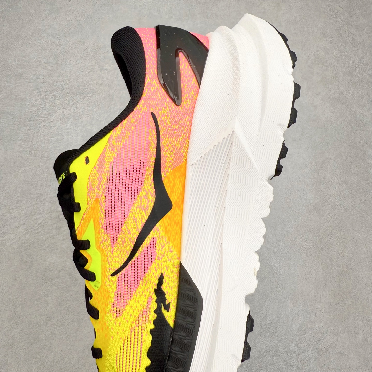 图片[7]-HOKA ONE ONE Mafate X 舒适轻盈低帮休闲越野跑步鞋 HOKA ONE ONE是来自美国的跑步鞋知名品牌，创立于2009年，始终致力于为所有跑者提供更新、更好的跑步装备。相比常规跑鞋，HOKA ONE ONE特别研发使用性能独特的几何形跑鞋中底，此种鞋底更厚、更高、回弹性也更好，除了卓越的缓冲性能，它还能为各种阶段的跑者带来更具动感、更加稳定的跑步体验。HOKAONE ONE从设计之初就清楚意识到，要保证跑者步幅的均匀一致，双脚自然而然的运动至关重要。实拍调校N版已经零色差零失真 百分百还原实物色彩所见即所得 不存在货不对板色差等低级问题 选购参考实物拍摄 不混卖不参货 只用心做好货严格选品 承诺混一赔十 尺码：36 36.5 37.5 38 38.5 39 40 40.5 41 42 42.5 43 44 44.5 45-选品中心