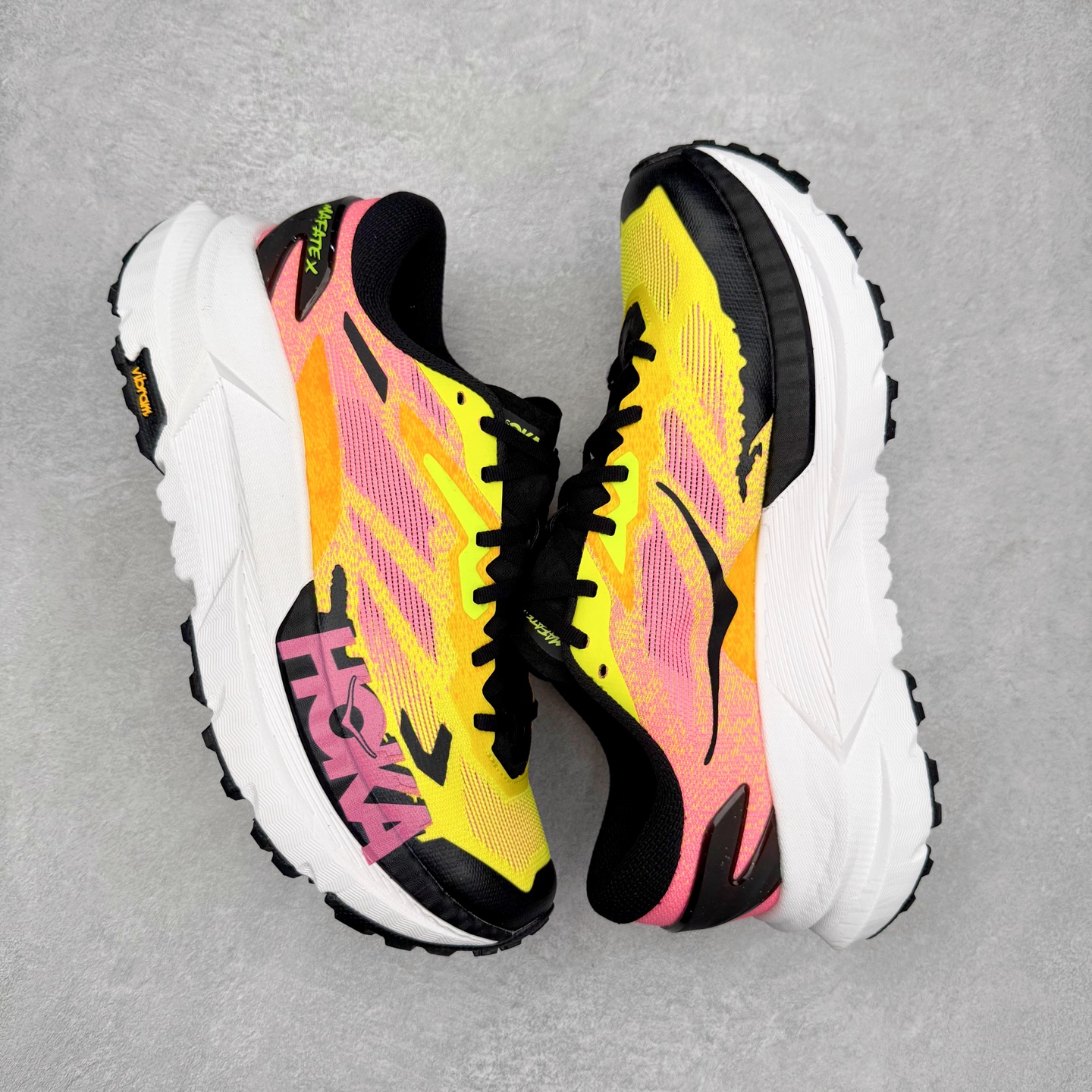 图片[3]-HOKA ONE ONE Mafate X 舒适轻盈低帮休闲越野跑步鞋 HOKA ONE ONE是来自美国的跑步鞋知名品牌，创立于2009年，始终致力于为所有跑者提供更新、更好的跑步装备。相比常规跑鞋，HOKA ONE ONE特别研发使用性能独特的几何形跑鞋中底，此种鞋底更厚、更高、回弹性也更好，除了卓越的缓冲性能，它还能为各种阶段的跑者带来更具动感、更加稳定的跑步体验。HOKAONE ONE从设计之初就清楚意识到，要保证跑者步幅的均匀一致，双脚自然而然的运动至关重要。实拍调校N版已经零色差零失真 百分百还原实物色彩所见即所得 不存在货不对板色差等低级问题 选购参考实物拍摄 不混卖不参货 只用心做好货严格选品 承诺混一赔十 尺码：36 36.5 37.5 38 38.5 39 40 40.5 41 42 42.5 43 44 44.5 45-选品中心