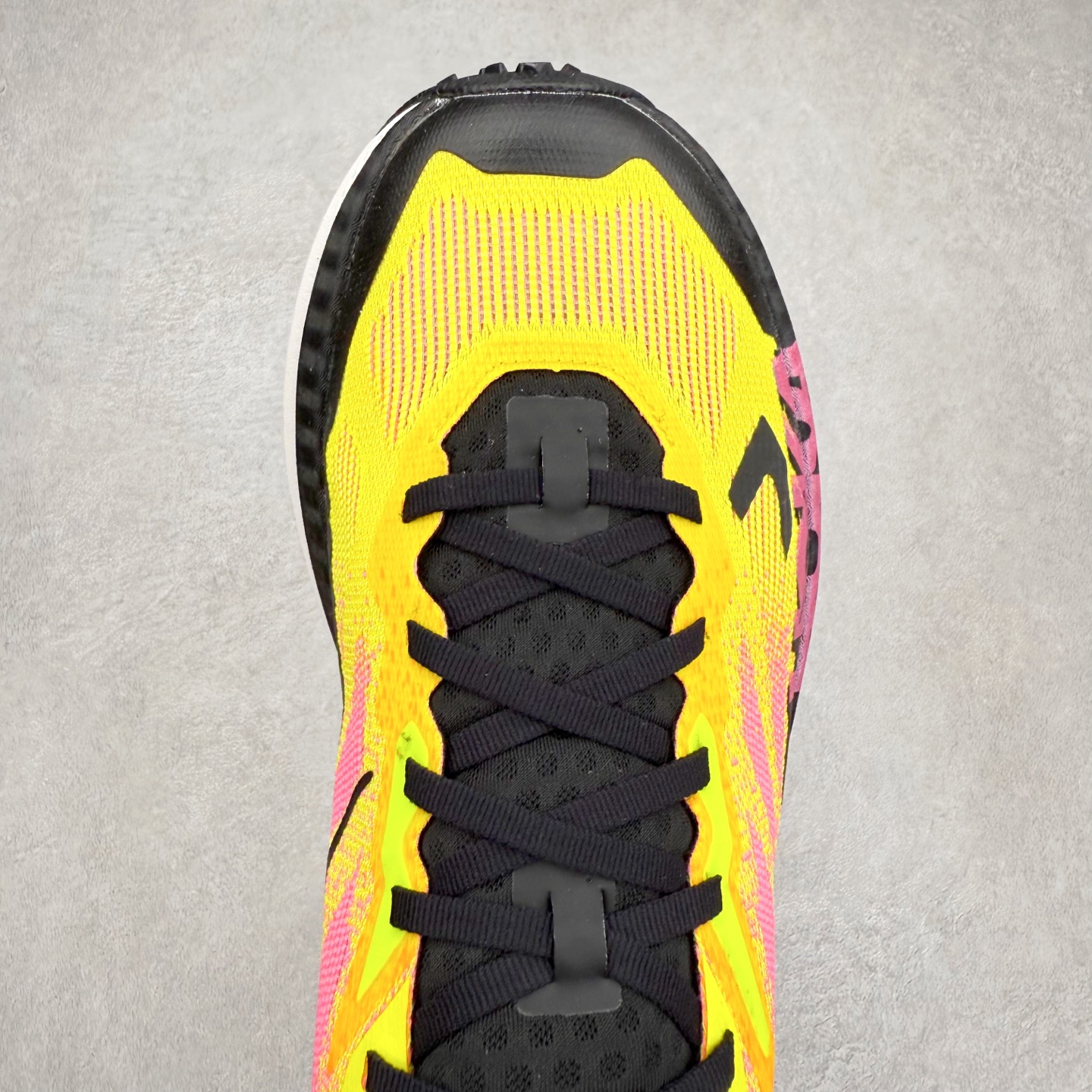 图片[4]-HOKA ONE ONE Mafate X 舒适轻盈低帮休闲越野跑步鞋 HOKA ONE ONE是来自美国的跑步鞋知名品牌，创立于2009年，始终致力于为所有跑者提供更新、更好的跑步装备。相比常规跑鞋，HOKA ONE ONE特别研发使用性能独特的几何形跑鞋中底，此种鞋底更厚、更高、回弹性也更好，除了卓越的缓冲性能，它还能为各种阶段的跑者带来更具动感、更加稳定的跑步体验。HOKAONE ONE从设计之初就清楚意识到，要保证跑者步幅的均匀一致，双脚自然而然的运动至关重要。实拍调校N版已经零色差零失真 百分百还原实物色彩所见即所得 不存在货不对板色差等低级问题 选购参考实物拍摄 不混卖不参货 只用心做好货严格选品 承诺混一赔十 尺码：36 36.5 37.5 38 38.5 39 40 40.5 41 42 42.5 43 44 44.5 45-选品中心