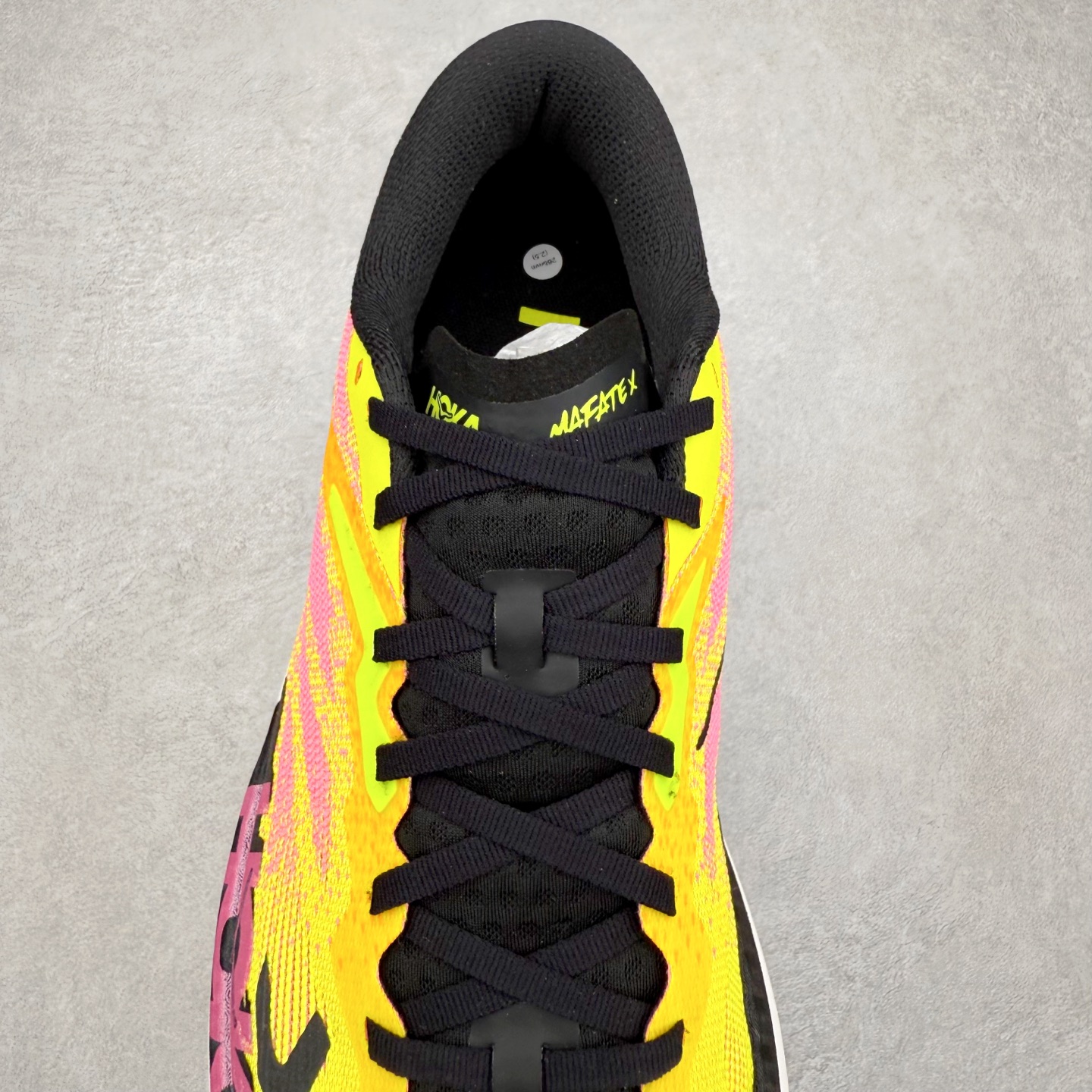 图片[5]-HOKA ONE ONE Mafate X 舒适轻盈低帮休闲越野跑步鞋 HOKA ONE ONE是来自美国的跑步鞋知名品牌，创立于2009年，始终致力于为所有跑者提供更新、更好的跑步装备。相比常规跑鞋，HOKA ONE ONE特别研发使用性能独特的几何形跑鞋中底，此种鞋底更厚、更高、回弹性也更好，除了卓越的缓冲性能，它还能为各种阶段的跑者带来更具动感、更加稳定的跑步体验。HOKAONE ONE从设计之初就清楚意识到，要保证跑者步幅的均匀一致，双脚自然而然的运动至关重要。实拍调校N版已经零色差零失真 百分百还原实物色彩所见即所得 不存在货不对板色差等低级问题 选购参考实物拍摄 不混卖不参货 只用心做好货严格选品 承诺混一赔十 尺码：36 36.5 37.5 38 38.5 39 40 40.5 41 42 42.5 43 44 44.5 45-选品中心