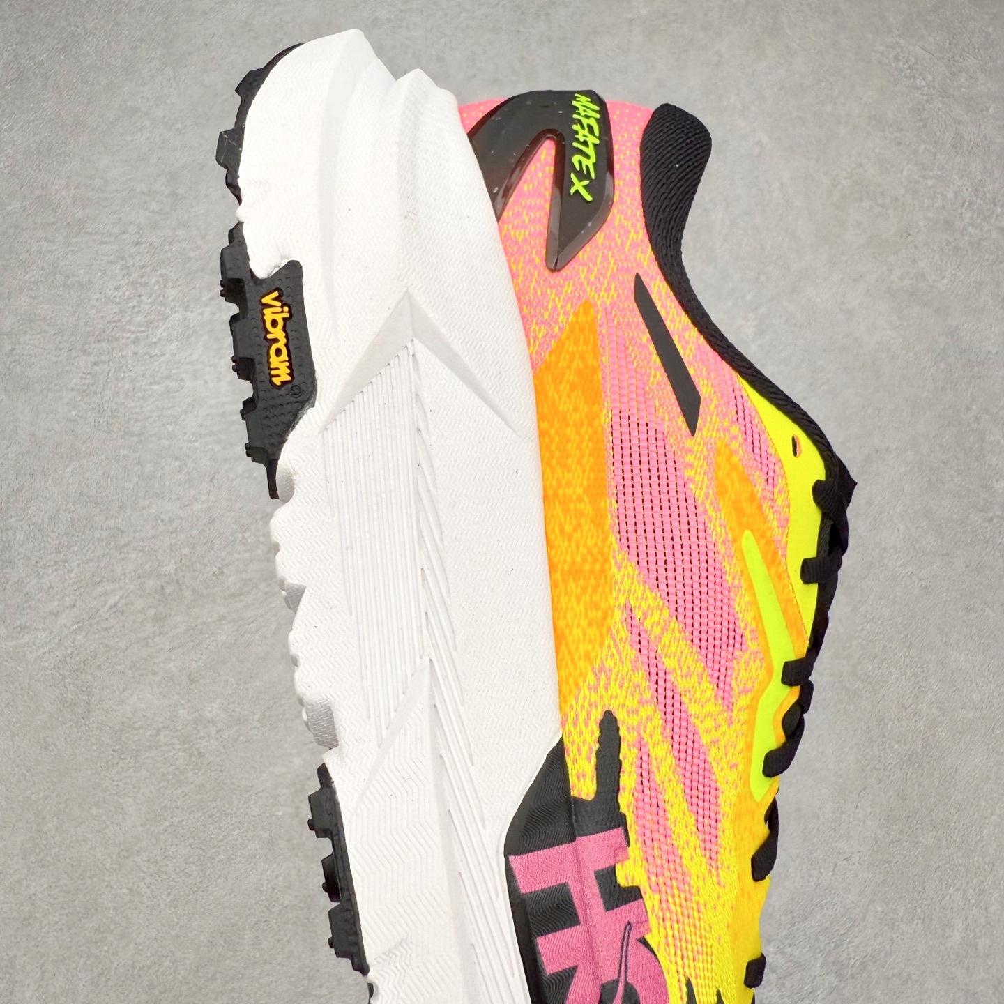 图片[6]-HOKA ONE ONE Mafate X 舒适轻盈低帮休闲越野跑步鞋 HOKA ONE ONE是来自美国的跑步鞋知名品牌，创立于2009年，始终致力于为所有跑者提供更新、更好的跑步装备。相比常规跑鞋，HOKA ONE ONE特别研发使用性能独特的几何形跑鞋中底，此种鞋底更厚、更高、回弹性也更好，除了卓越的缓冲性能，它还能为各种阶段的跑者带来更具动感、更加稳定的跑步体验。HOKAONE ONE从设计之初就清楚意识到，要保证跑者步幅的均匀一致，双脚自然而然的运动至关重要。实拍调校N版已经零色差零失真 百分百还原实物色彩所见即所得 不存在货不对板色差等低级问题 选购参考实物拍摄 不混卖不参货 只用心做好货严格选品 承诺混一赔十 尺码：36 36.5 37.5 38 38.5 39 40 40.5 41 42 42.5 43 44 44.5 45-选品中心