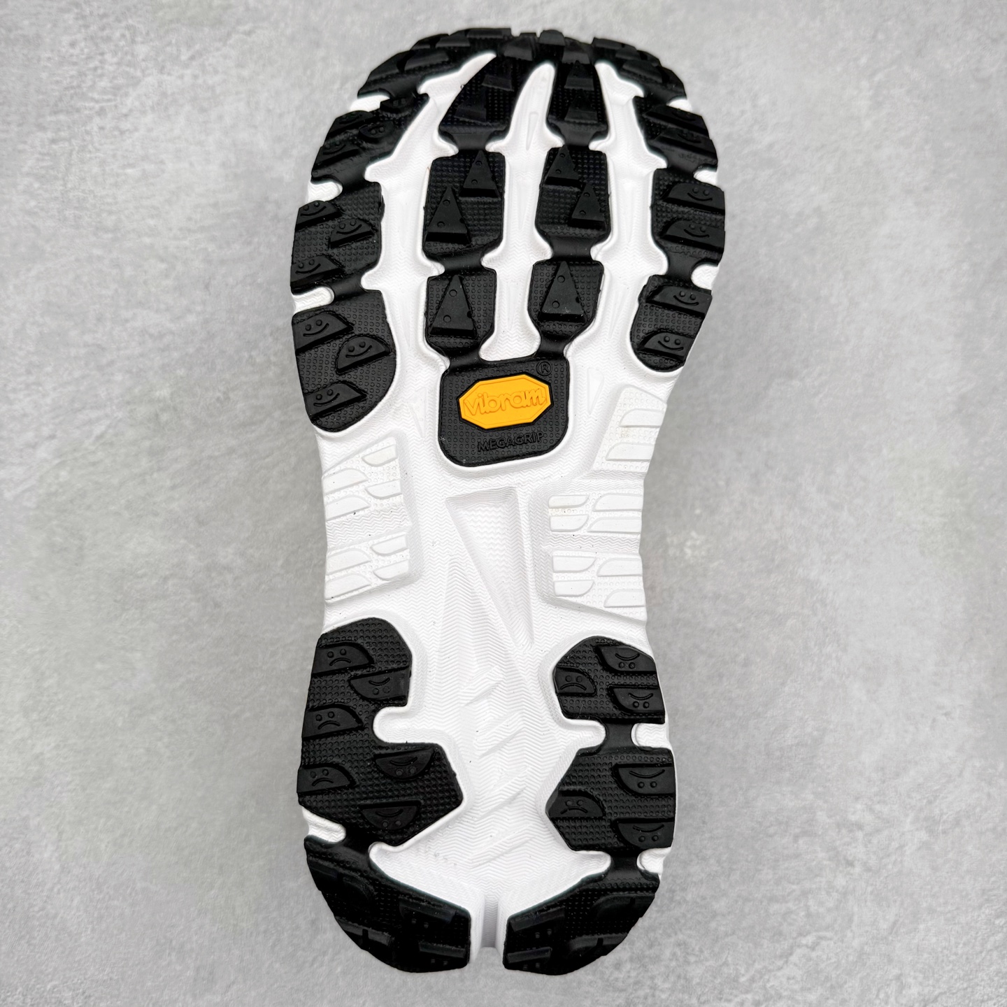 图片[9]-HOKA ONE ONE Mafate X 舒适轻盈低帮休闲越野跑步鞋 HOKA ONE ONE是来自美国的跑步鞋知名品牌，创立于2009年，始终致力于为所有跑者提供更新、更好的跑步装备。相比常规跑鞋，HOKA ONE ONE特别研发使用性能独特的几何形跑鞋中底，此种鞋底更厚、更高、回弹性也更好，除了卓越的缓冲性能，它还能为各种阶段的跑者带来更具动感、更加稳定的跑步体验。HOKAONE ONE从设计之初就清楚意识到，要保证跑者步幅的均匀一致，双脚自然而然的运动至关重要。实拍调校N版已经零色差零失真 百分百还原实物色彩所见即所得 不存在货不对板色差等低级问题 选购参考实物拍摄 不混卖不参货 只用心做好货严格选品 承诺混一赔十 尺码：36 36.5 37.5 38 38.5 39 40 40.5 41 42 42.5 43 44 44.5 45-选品中心