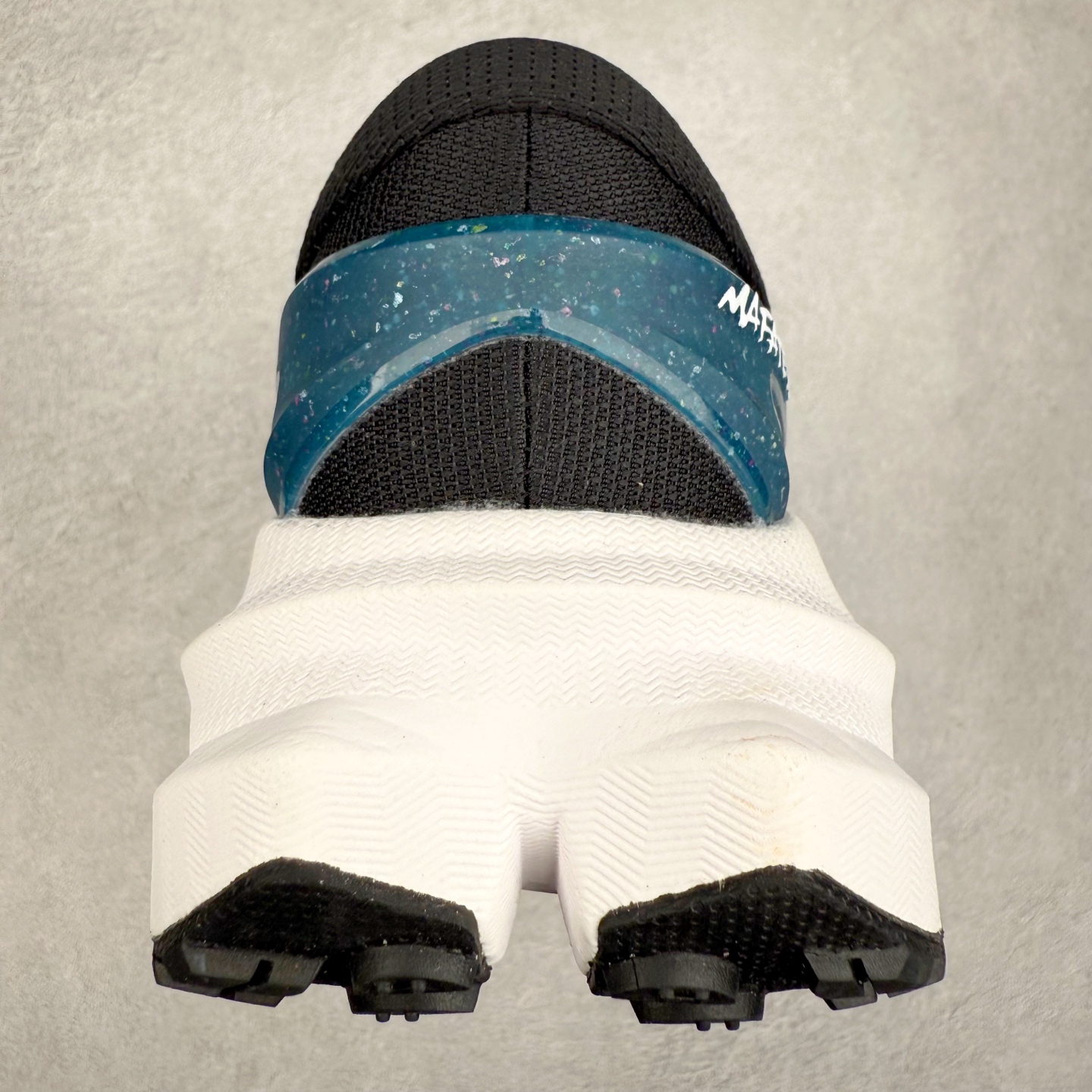 图片[8]-HOKA ONE ONE Mafate X 舒适轻盈低帮休闲越野跑步鞋 HOKA ONE ONE是来自美国的跑步鞋知名品牌，创立于2009年，始终致力于为所有跑者提供更新、更好的跑步装备。相比常规跑鞋，HOKA ONE ONE特别研发使用性能独特的几何形跑鞋中底，此种鞋底更厚、更高、回弹性也更好，除了卓越的缓冲性能，它还能为各种阶段的跑者带来更具动感、更加稳定的跑步体验。HOKAONE ONE从设计之初就清楚意识到，要保证跑者步幅的均匀一致，双脚自然而然的运动至关重要。实拍调校N版已经零色差零失真 百分百还原实物色彩所见即所得 不存在货不对板色差等低级问题 选购参考实物拍摄 不混卖不参货 只用心做好货严格选品 承诺混一赔十 尺码：36 36.5 37.5 38 38.5 39 40 40.5 41 42 42.5 43 44 44.5 45-选品中心