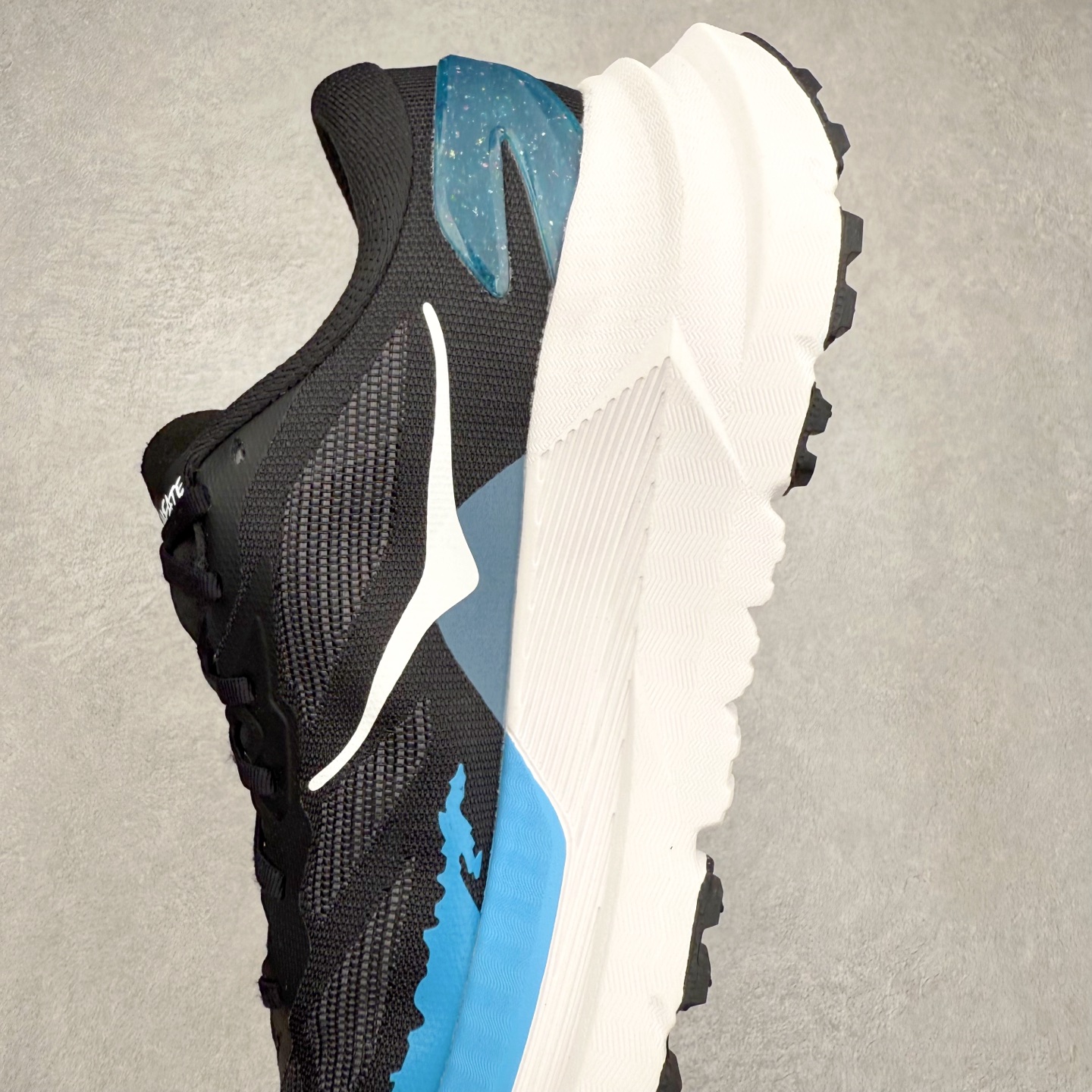 图片[7]-HOKA ONE ONE Mafate X 舒适轻盈低帮休闲越野跑步鞋 HOKA ONE ONE是来自美国的跑步鞋知名品牌，创立于2009年，始终致力于为所有跑者提供更新、更好的跑步装备。相比常规跑鞋，HOKA ONE ONE特别研发使用性能独特的几何形跑鞋中底，此种鞋底更厚、更高、回弹性也更好，除了卓越的缓冲性能，它还能为各种阶段的跑者带来更具动感、更加稳定的跑步体验。HOKAONE ONE从设计之初就清楚意识到，要保证跑者步幅的均匀一致，双脚自然而然的运动至关重要。实拍调校N版已经零色差零失真 百分百还原实物色彩所见即所得 不存在货不对板色差等低级问题 选购参考实物拍摄 不混卖不参货 只用心做好货严格选品 承诺混一赔十 尺码：36 36.5 37.5 38 38.5 39 40 40.5 41 42 42.5 43 44 44.5 45-选品中心