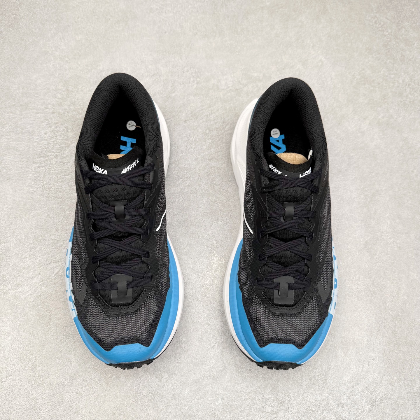 图片[2]-HOKA ONE ONE Mafate X 舒适轻盈低帮休闲越野跑步鞋 HOKA ONE ONE是来自美国的跑步鞋知名品牌，创立于2009年，始终致力于为所有跑者提供更新、更好的跑步装备。相比常规跑鞋，HOKA ONE ONE特别研发使用性能独特的几何形跑鞋中底，此种鞋底更厚、更高、回弹性也更好，除了卓越的缓冲性能，它还能为各种阶段的跑者带来更具动感、更加稳定的跑步体验。HOKAONE ONE从设计之初就清楚意识到，要保证跑者步幅的均匀一致，双脚自然而然的运动至关重要。实拍调校N版已经零色差零失真 百分百还原实物色彩所见即所得 不存在货不对板色差等低级问题 选购参考实物拍摄 不混卖不参货 只用心做好货严格选品 承诺混一赔十 尺码：36 36.5 37.5 38 38.5 39 40 40.5 41 42 42.5 43 44 44.5 45-选品中心