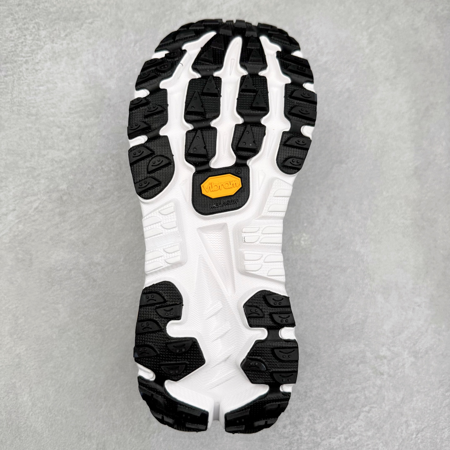 图片[9]-HOKA ONE ONE Mafate X 舒适轻盈低帮休闲越野跑步鞋 HOKA ONE ONE是来自美国的跑步鞋知名品牌，创立于2009年，始终致力于为所有跑者提供更新、更好的跑步装备。相比常规跑鞋，HOKA ONE ONE特别研发使用性能独特的几何形跑鞋中底，此种鞋底更厚、更高、回弹性也更好，除了卓越的缓冲性能，它还能为各种阶段的跑者带来更具动感、更加稳定的跑步体验。HOKAONE ONE从设计之初就清楚意识到，要保证跑者步幅的均匀一致，双脚自然而然的运动至关重要。实拍调校N版已经零色差零失真 百分百还原实物色彩所见即所得 不存在货不对板色差等低级问题 选购参考实物拍摄 不混卖不参货 只用心做好货严格选品 承诺混一赔十 尺码：36 36.5 37.5 38 38.5 39 40 40.5 41 42 42.5 43 44 44.5 45-选品中心