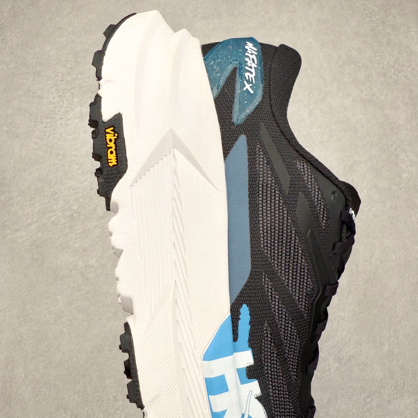 图片[6]-HOKA ONE ONE Mafate X 舒适轻盈低帮休闲越野跑步鞋 HOKA ONE ONE是来自美国的跑步鞋知名品牌，创立于2009年，始终致力于为所有跑者提供更新、更好的跑步装备。相比常规跑鞋，HOKA ONE ONE特别研发使用性能独特的几何形跑鞋中底，此种鞋底更厚、更高、回弹性也更好，除了卓越的缓冲性能，它还能为各种阶段的跑者带来更具动感、更加稳定的跑步体验。HOKAONE ONE从设计之初就清楚意识到，要保证跑者步幅的均匀一致，双脚自然而然的运动至关重要。实拍调校N版已经零色差零失真 百分百还原实物色彩所见即所得 不存在货不对板色差等低级问题 选购参考实物拍摄 不混卖不参货 只用心做好货严格选品 承诺混一赔十 尺码：36 36.5 37.5 38 38.5 39 40 40.5 41 42 42.5 43 44 44.5 45-选品中心