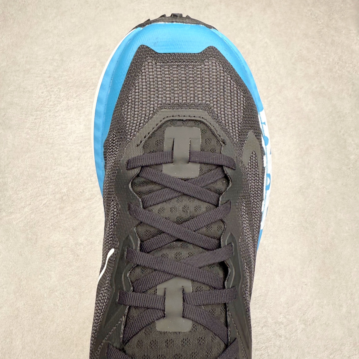 图片[4]-HOKA ONE ONE Mafate X 舒适轻盈低帮休闲越野跑步鞋 HOKA ONE ONE是来自美国的跑步鞋知名品牌，创立于2009年，始终致力于为所有跑者提供更新、更好的跑步装备。相比常规跑鞋，HOKA ONE ONE特别研发使用性能独特的几何形跑鞋中底，此种鞋底更厚、更高、回弹性也更好，除了卓越的缓冲性能，它还能为各种阶段的跑者带来更具动感、更加稳定的跑步体验。HOKAONE ONE从设计之初就清楚意识到，要保证跑者步幅的均匀一致，双脚自然而然的运动至关重要。实拍调校N版已经零色差零失真 百分百还原实物色彩所见即所得 不存在货不对板色差等低级问题 选购参考实物拍摄 不混卖不参货 只用心做好货严格选品 承诺混一赔十 尺码：36 36.5 37.5 38 38.5 39 40 40.5 41 42 42.5 43 44 44.5 45-选品中心