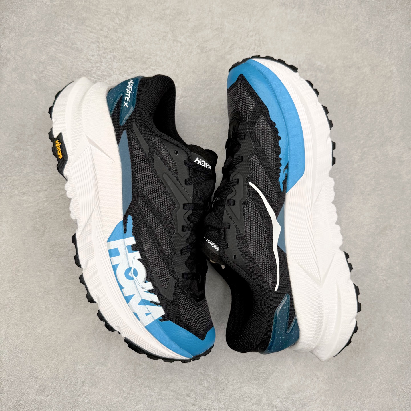 图片[3]-HOKA ONE ONE Mafate X 舒适轻盈低帮休闲越野跑步鞋 HOKA ONE ONE是来自美国的跑步鞋知名品牌，创立于2009年，始终致力于为所有跑者提供更新、更好的跑步装备。相比常规跑鞋，HOKA ONE ONE特别研发使用性能独特的几何形跑鞋中底，此种鞋底更厚、更高、回弹性也更好，除了卓越的缓冲性能，它还能为各种阶段的跑者带来更具动感、更加稳定的跑步体验。HOKAONE ONE从设计之初就清楚意识到，要保证跑者步幅的均匀一致，双脚自然而然的运动至关重要。实拍调校N版已经零色差零失真 百分百还原实物色彩所见即所得 不存在货不对板色差等低级问题 选购参考实物拍摄 不混卖不参货 只用心做好货严格选品 承诺混一赔十 尺码：36 36.5 37.5 38 38.5 39 40 40.5 41 42 42.5 43 44 44.5 45-选品中心