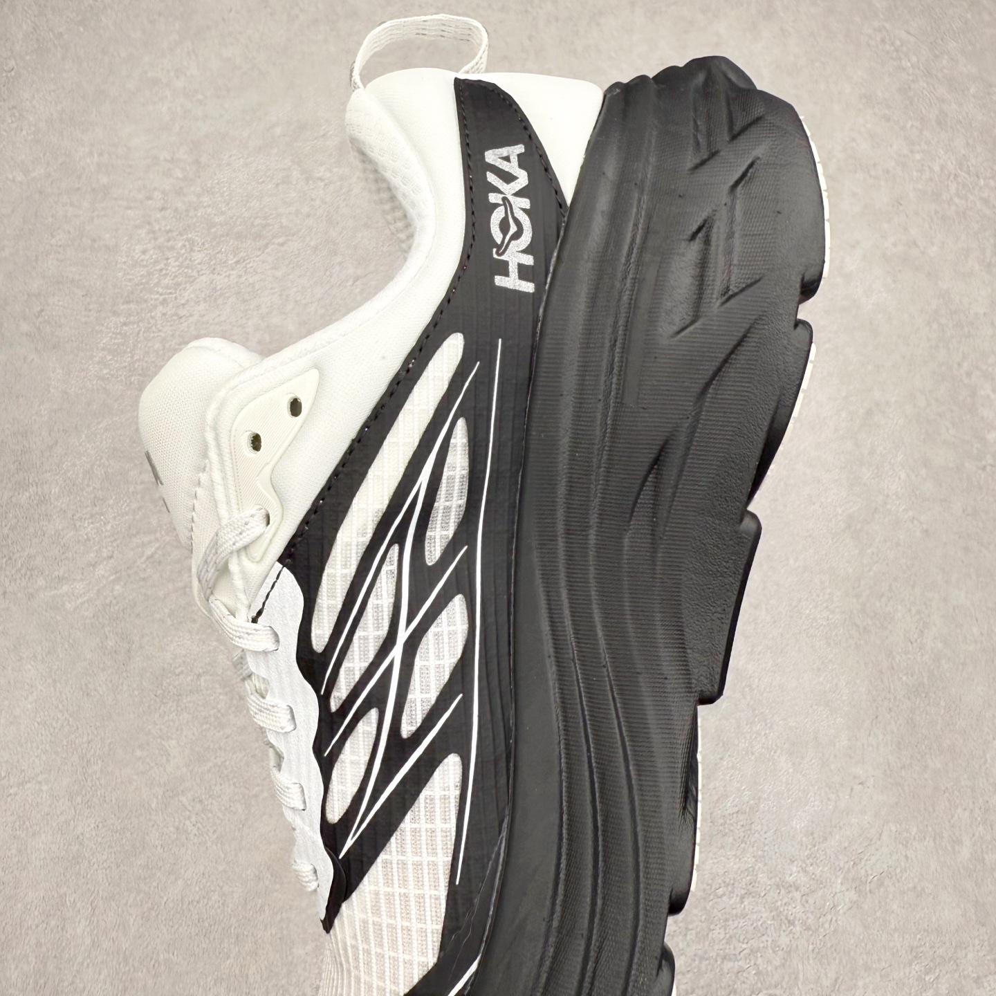 图片[7]-＃纯原 HOKA ONE ONE Bondi 8 邦代八代缓震网面耐磨低帮跑步鞋 原始的 Bondi 缓震和线条在这里 提供该特许经营权众所周知的柔软、平衡的乘坐体验 Bondi 使用加长的摇杆微调几何形状 以获得更大的加速度 同时由于采用碳纤维板 还可以提供更平稳的脚趾离地 尺码：36 36.5 37.5 38 38.5 39 40 40.5 41 42 42.5 43 44 44.5 45-选品中心