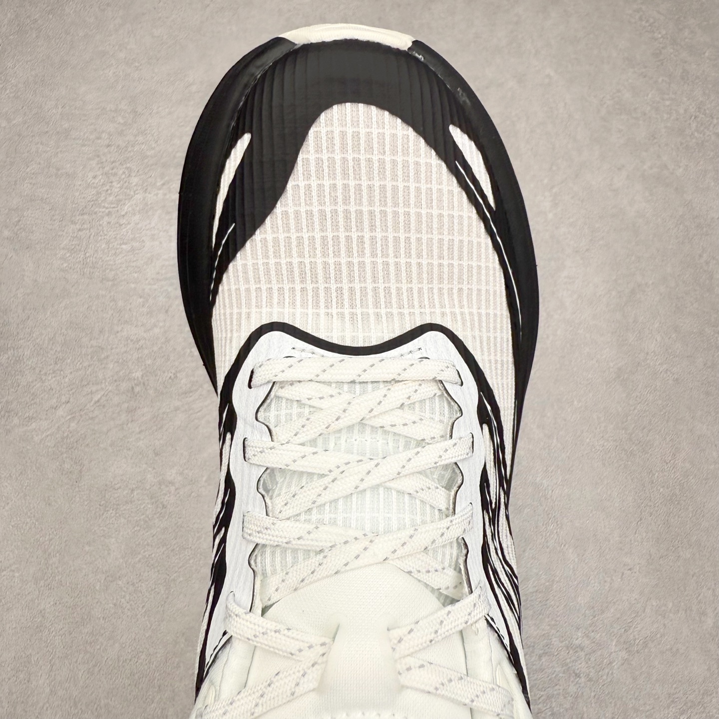 图片[4]-＃纯原 HOKA ONE ONE Bondi 8 邦代八代缓震网面耐磨低帮跑步鞋 原始的 Bondi 缓震和线条在这里 提供该特许经营权众所周知的柔软、平衡的乘坐体验 Bondi 使用加长的摇杆微调几何形状 以获得更大的加速度 同时由于采用碳纤维板 还可以提供更平稳的脚趾离地 尺码：36 36.5 37.5 38 38.5 39 40 40.5 41 42 42.5 43 44 44.5 45-选品中心