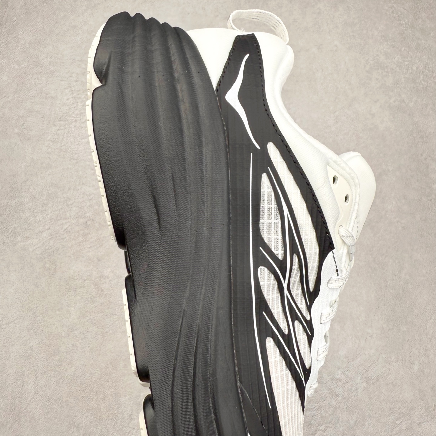 图片[6]-＃纯原 HOKA ONE ONE Bondi 8 邦代八代缓震网面耐磨低帮跑步鞋 原始的 Bondi 缓震和线条在这里 提供该特许经营权众所周知的柔软、平衡的乘坐体验 Bondi 使用加长的摇杆微调几何形状 以获得更大的加速度 同时由于采用碳纤维板 还可以提供更平稳的脚趾离地 尺码：36 36.5 37.5 38 38.5 39 40 40.5 41 42 42.5 43 44 44.5 45-选品中心