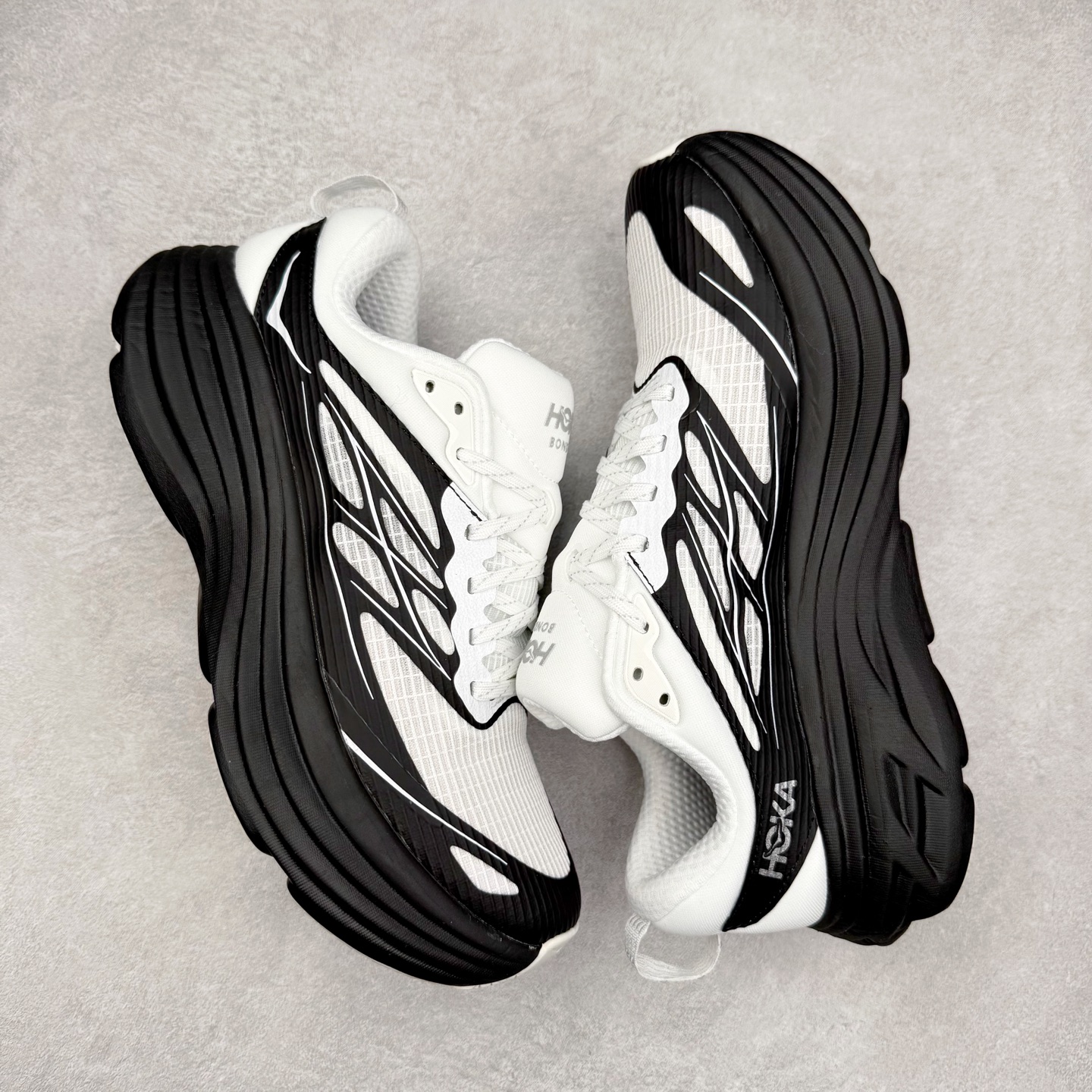 图片[3]-＃纯原 HOKA ONE ONE Bondi 8 邦代八代缓震网面耐磨低帮跑步鞋 原始的 Bondi 缓震和线条在这里 提供该特许经营权众所周知的柔软、平衡的乘坐体验 Bondi 使用加长的摇杆微调几何形状 以获得更大的加速度 同时由于采用碳纤维板 还可以提供更平稳的脚趾离地 尺码：36 36.5 37.5 38 38.5 39 40 40.5 41 42 42.5 43 44 44.5 45-选品中心