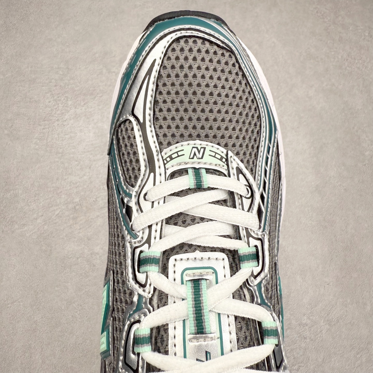 图片[4]-＃DT纯原 New Balance MR740 NB新百伦系列复古老爹风休闲运动慢跑鞋 采用轻质牛剖革拼接透气网眼衬垫织物鞋面材质 T-Beam大底提供足步弓支撑 保持步态稳定#后跟搭载外露缓震胶 鞋身整体以各种深浅不一的灰色覆盖 鞋头以淡蓝色调装饰，网眼衬垫通过不规律的色块实现做旧的美感 泛黄的鞋底更是进一步增添了复古气息 尺码：36 37 37.5 38 38.5 39.5 40 40.5 41.5 42 42.5 43 44 44.5 45-选品中心