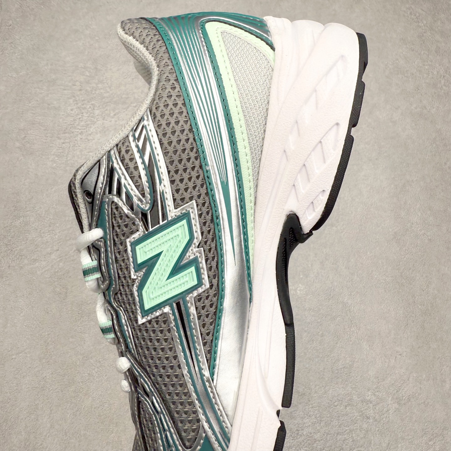 图片[7]-＃DT纯原 New Balance MR740 NB新百伦系列复古老爹风休闲运动慢跑鞋 采用轻质牛剖革拼接透气网眼衬垫织物鞋面材质 T-Beam大底提供足步弓支撑 保持步态稳定#后跟搭载外露缓震胶 鞋身整体以各种深浅不一的灰色覆盖 鞋头以淡蓝色调装饰，网眼衬垫通过不规律的色块实现做旧的美感 泛黄的鞋底更是进一步增添了复古气息 尺码：36 37 37.5 38 38.5 39.5 40 40.5 41.5 42 42.5 43 44 44.5 45-选品中心