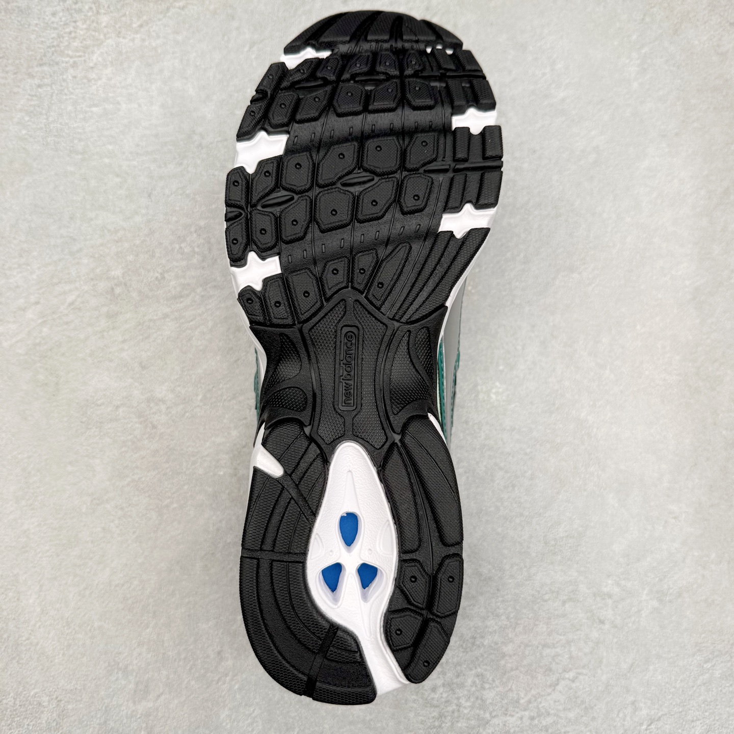 图片[9]-＃DT纯原 New Balance MR740 NB新百伦系列复古老爹风休闲运动慢跑鞋 采用轻质牛剖革拼接透气网眼衬垫织物鞋面材质 T-Beam大底提供足步弓支撑 保持步态稳定#后跟搭载外露缓震胶 鞋身整体以各种深浅不一的灰色覆盖 鞋头以淡蓝色调装饰，网眼衬垫通过不规律的色块实现做旧的美感 泛黄的鞋底更是进一步增添了复古气息 尺码：36 37 37.5 38 38.5 39.5 40 40.5 41.5 42 42.5 43 44 44.5 45-选品中心