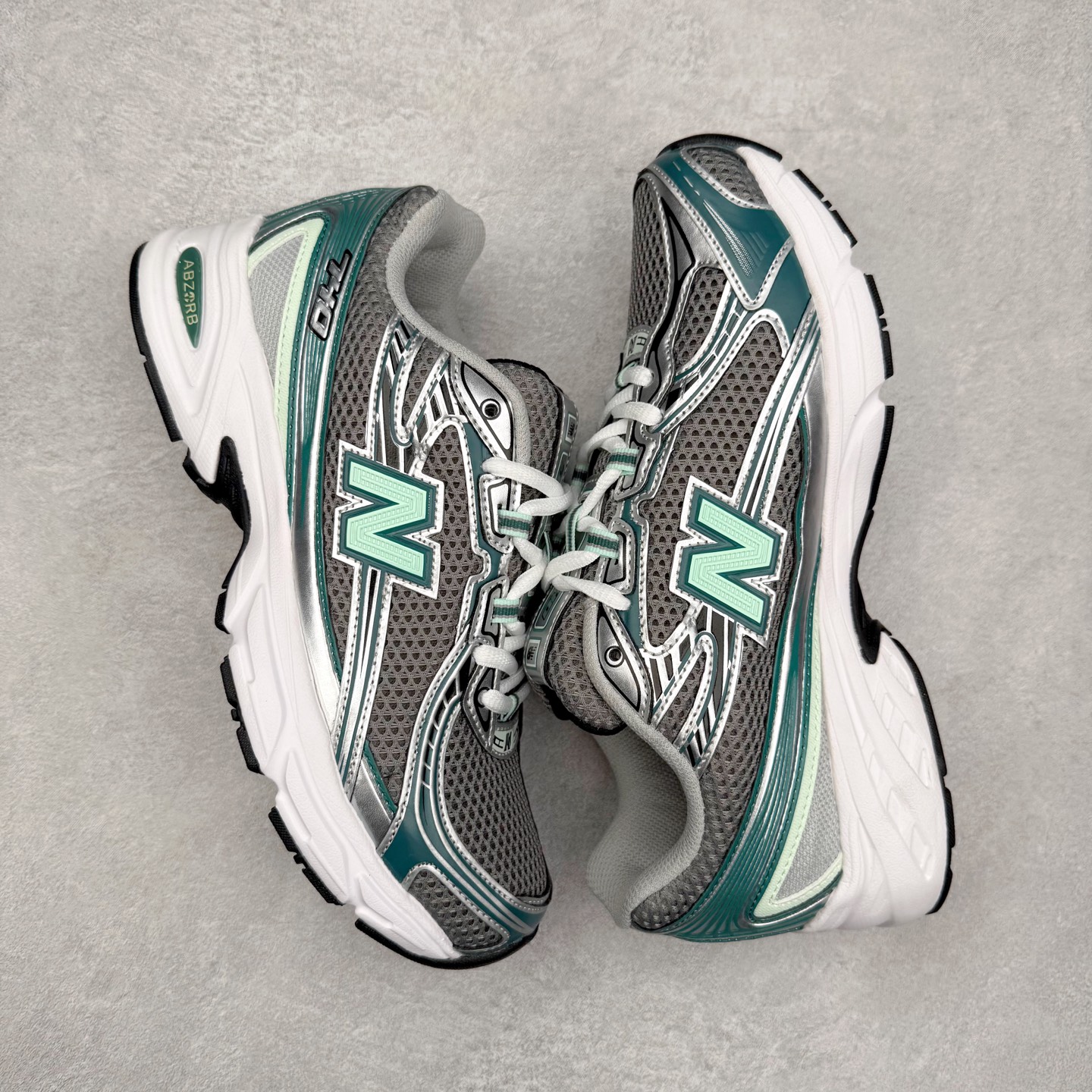 图片[3]-＃DT纯原 New Balance MR740 NB新百伦系列复古老爹风休闲运动慢跑鞋 采用轻质牛剖革拼接透气网眼衬垫织物鞋面材质 T-Beam大底提供足步弓支撑 保持步态稳定#后跟搭载外露缓震胶 鞋身整体以各种深浅不一的灰色覆盖 鞋头以淡蓝色调装饰，网眼衬垫通过不规律的色块实现做旧的美感 泛黄的鞋底更是进一步增添了复古气息 尺码：36 37 37.5 38 38.5 39.5 40 40.5 41.5 42 42.5 43 44 44.5 45-选品中心