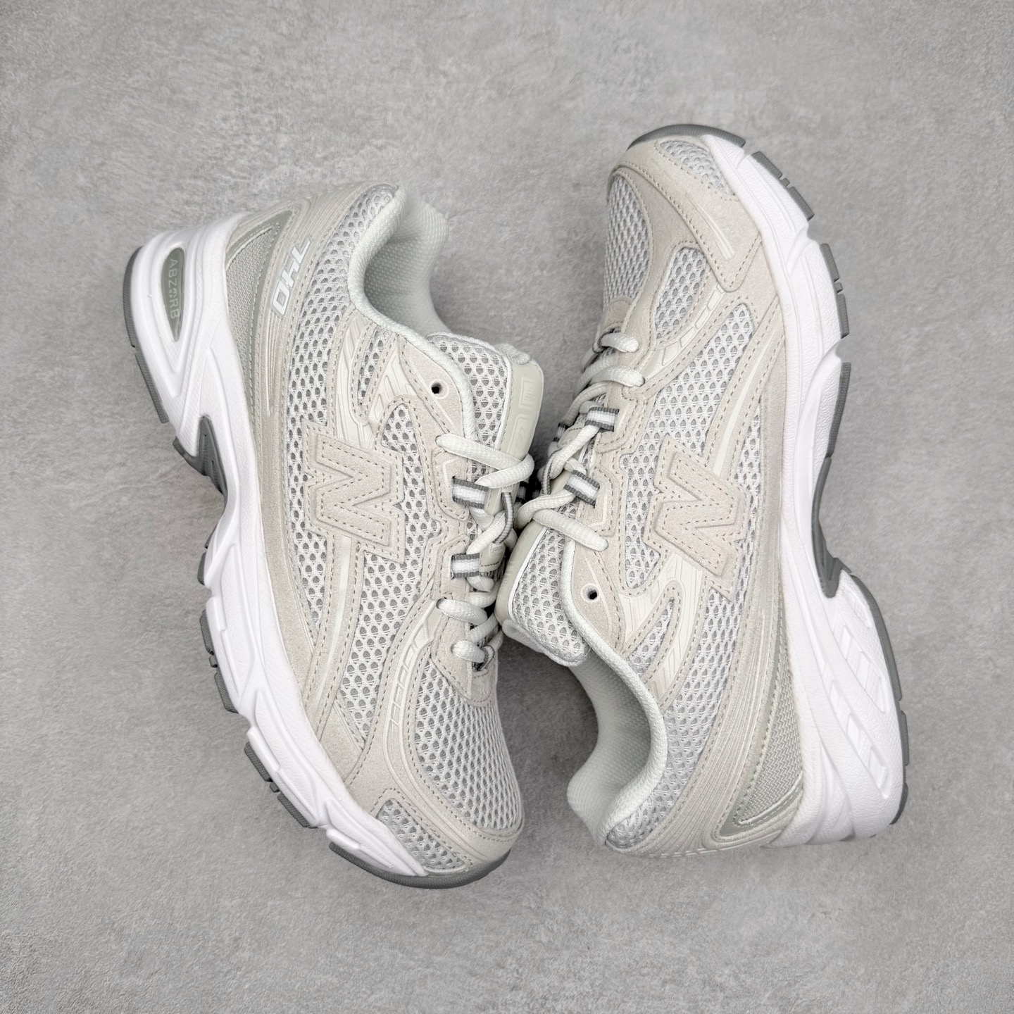 图片[3]-＃DT纯原 New Balance MR740 NB新百伦系列复古老爹风休闲运动慢跑鞋 采用轻质牛剖革拼接透气网眼衬垫织物鞋面材质 T-Beam大底提供足步弓支撑 保持步态稳定#后跟搭载外露缓震胶 鞋身整体以各种深浅不一的灰色覆盖 鞋头以淡蓝色调装饰，网眼衬垫通过不规律的色块实现做旧的美感 泛黄的鞋底更是进一步增添了复古气息 尺码：36 37 37.5 38 38.5 39.5 40 40.5 41.5 42 42.5 43 44 44.5 45-选品中心