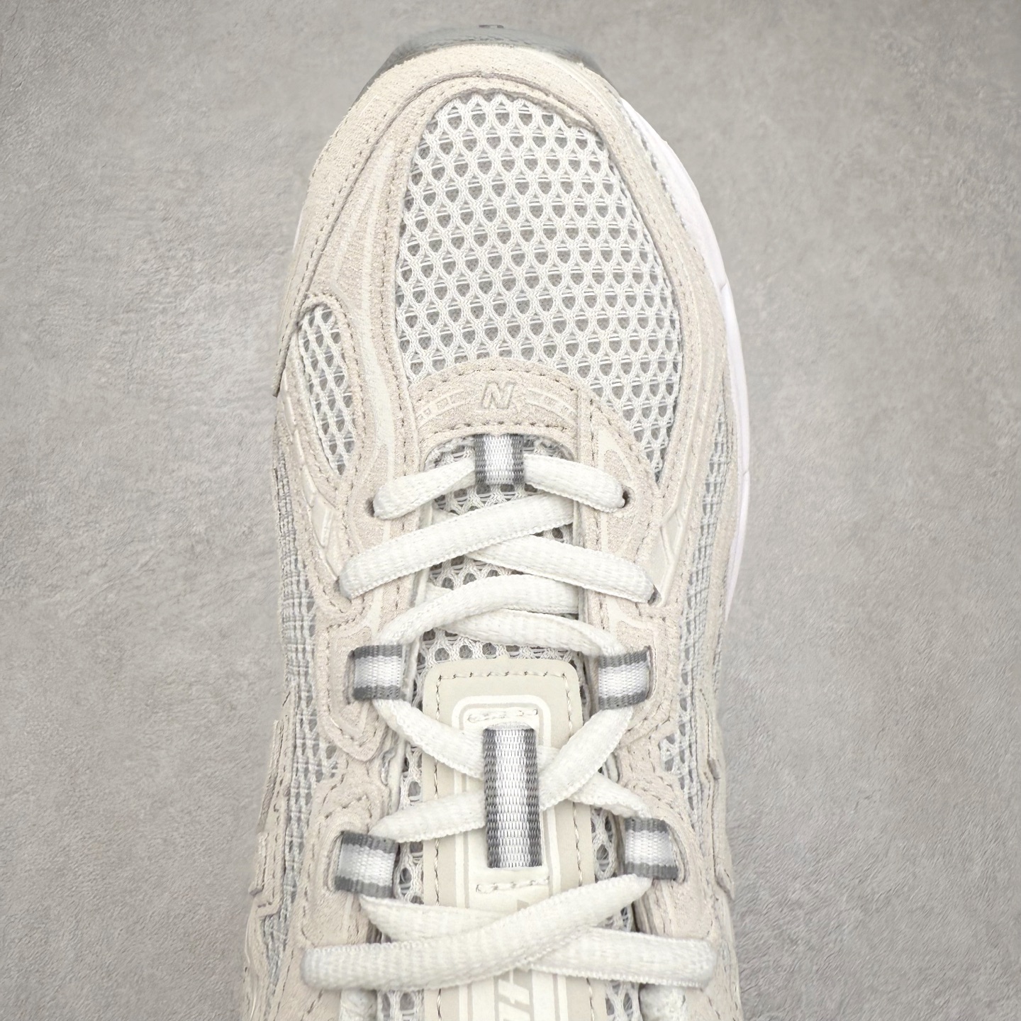 图片[4]-＃DT纯原 New Balance MR740 NB新百伦系列复古老爹风休闲运动慢跑鞋 采用轻质牛剖革拼接透气网眼衬垫织物鞋面材质 T-Beam大底提供足步弓支撑 保持步态稳定#后跟搭载外露缓震胶 鞋身整体以各种深浅不一的灰色覆盖 鞋头以淡蓝色调装饰，网眼衬垫通过不规律的色块实现做旧的美感 泛黄的鞋底更是进一步增添了复古气息 尺码：36 37 37.5 38 38.5 39.5 40 40.5 41.5 42 42.5 43 44 44.5 45-选品中心