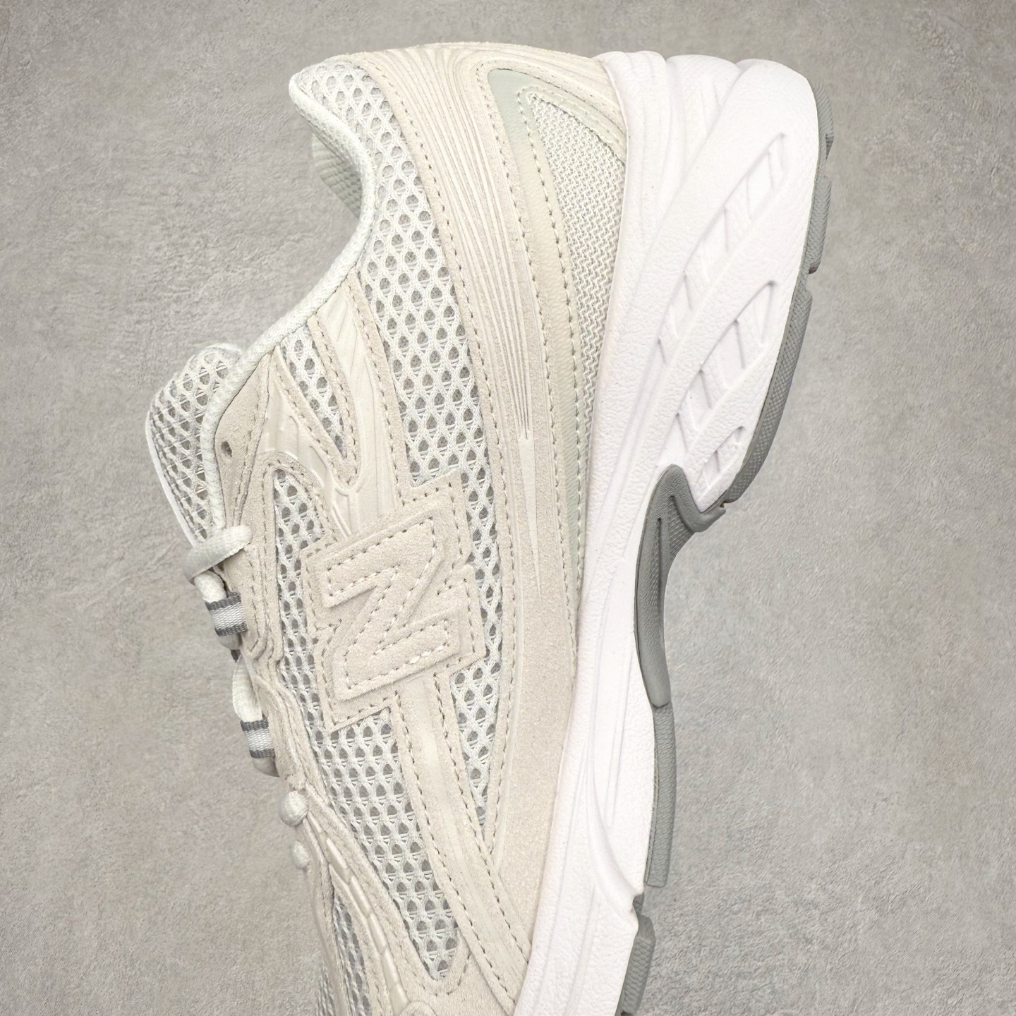 图片[7]-＃DT纯原 New Balance MR740 NB新百伦系列复古老爹风休闲运动慢跑鞋 采用轻质牛剖革拼接透气网眼衬垫织物鞋面材质 T-Beam大底提供足步弓支撑 保持步态稳定#后跟搭载外露缓震胶 鞋身整体以各种深浅不一的灰色覆盖 鞋头以淡蓝色调装饰，网眼衬垫通过不规律的色块实现做旧的美感 泛黄的鞋底更是进一步增添了复古气息 尺码：36 37 37.5 38 38.5 39.5 40 40.5 41.5 42 42.5 43 44 44.5 45-选品中心