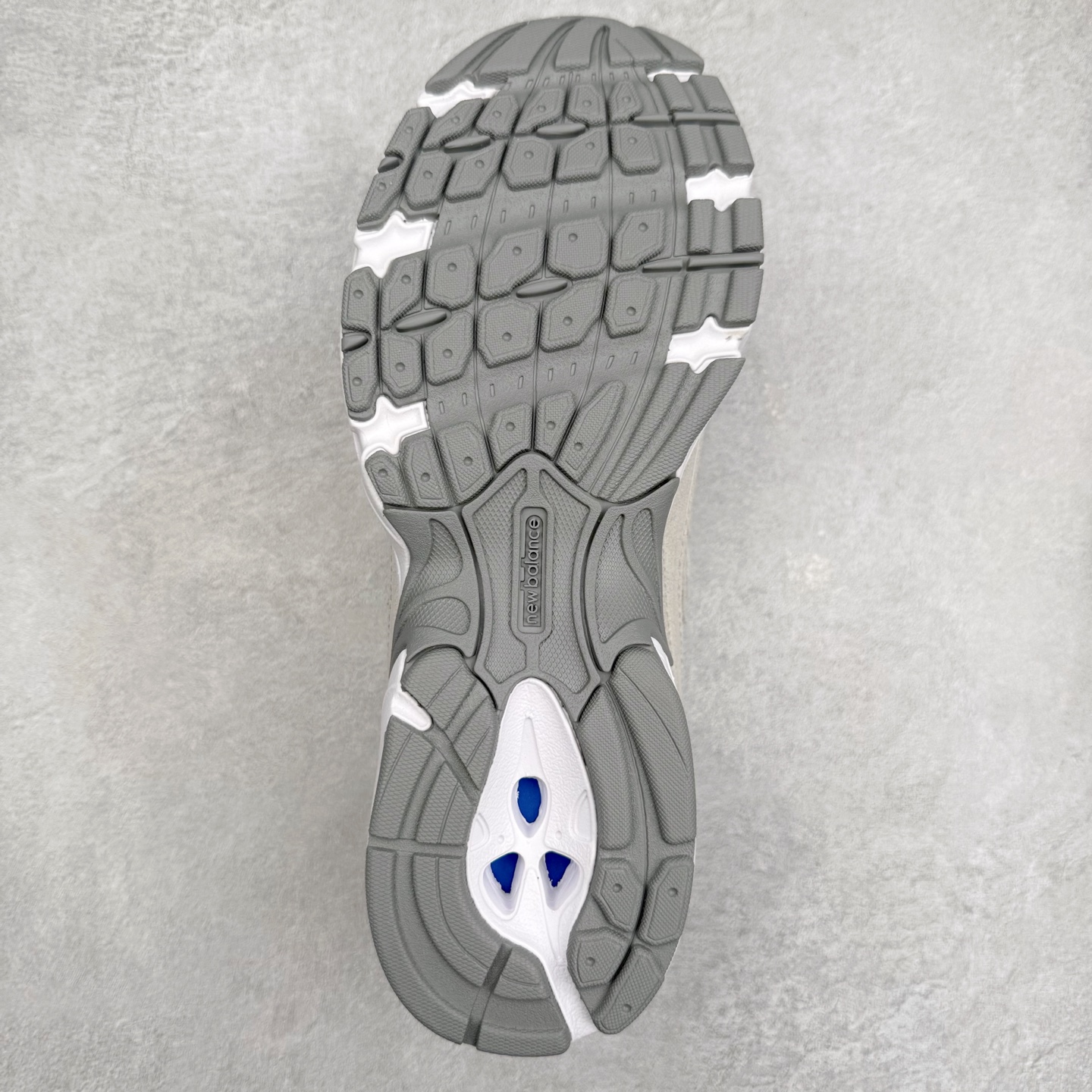 图片[9]-＃DT纯原 New Balance MR740 NB新百伦系列复古老爹风休闲运动慢跑鞋 采用轻质牛剖革拼接透气网眼衬垫织物鞋面材质 T-Beam大底提供足步弓支撑 保持步态稳定#后跟搭载外露缓震胶 鞋身整体以各种深浅不一的灰色覆盖 鞋头以淡蓝色调装饰，网眼衬垫通过不规律的色块实现做旧的美感 泛黄的鞋底更是进一步增添了复古气息 尺码：36 37 37.5 38 38.5 39.5 40 40.5 41.5 42 42.5 43 44 44.5 45-选品中心