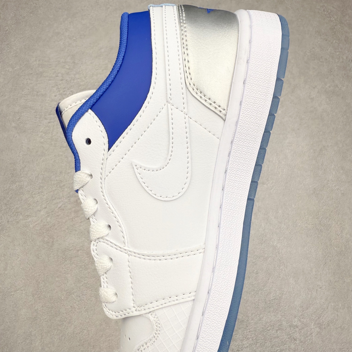 图片[7]-＃K版 Air Jordan AJ1 Low 低帮 HJ9955-100 全新流水线出品 DT版本唯一平替选择 市场第二梯队最强版 全部原鞋开发 原楦原纸板开发 全鞋电脑针车 原厂内置全掌气垫 原盒内在原标 唯一Zp原版鞋带绑法 免检产品 全新2022版型 全头层皮料 完美零毛边处理 原厂配置全掌气垫 价格定位良心 几十个配色陆续出货 实拍调校N版已经零色差零失真 百分百还原实物色彩所见即所得 不存在货不对板色差等低级问题 选购参考实物拍摄 不混卖不参货 只用心做好货严格选品 承诺混一赔十 尺码：36 36.5 37.5 38 38.5 39 40 40.5 41 42 42.5 43 44 44.5 45-选品中心