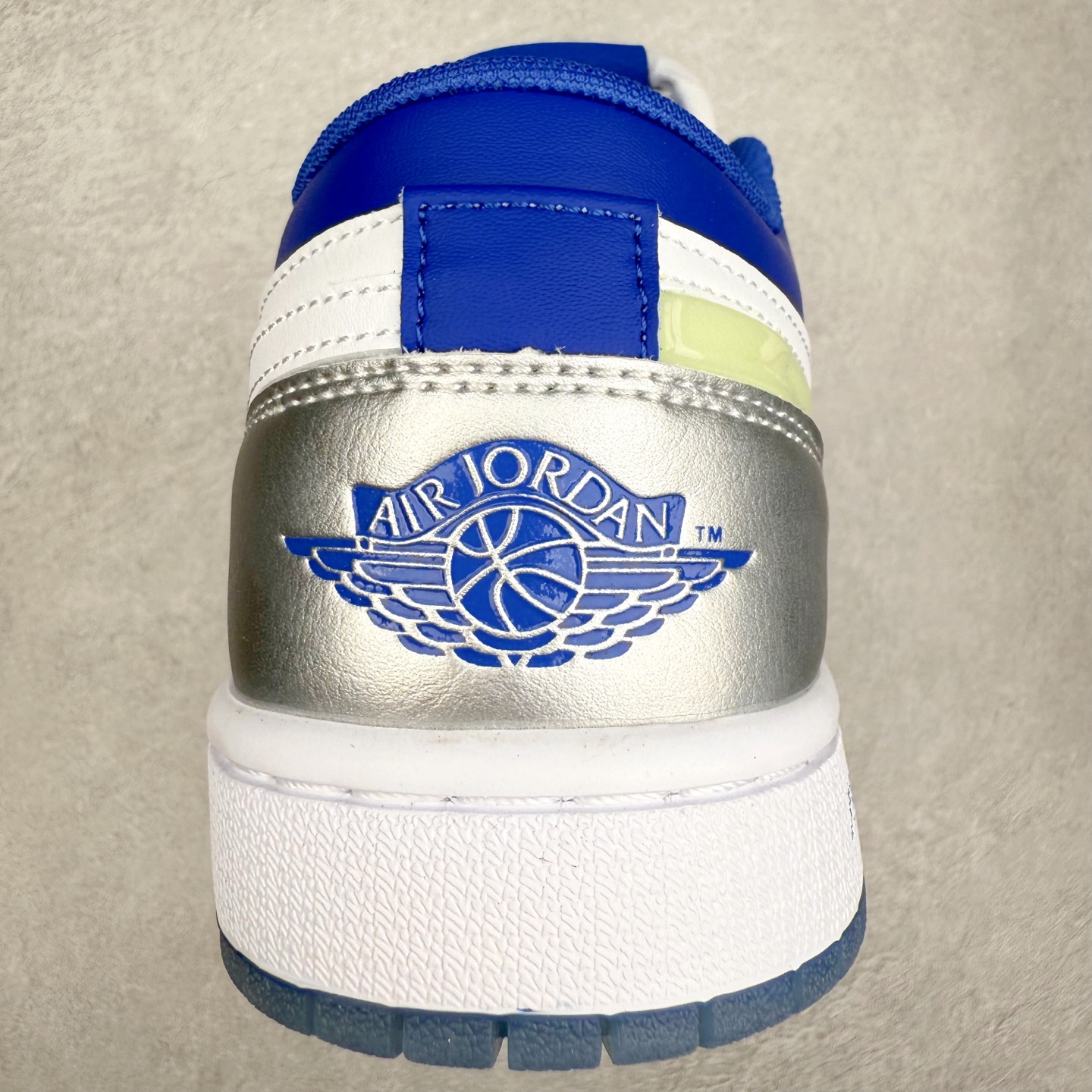 图片[8]-＃K版 Air Jordan AJ1 Low 低帮 HJ9955-100 全新流水线出品 DT版本唯一平替选择 市场第二梯队最强版 全部原鞋开发 原楦原纸板开发 全鞋电脑针车 原厂内置全掌气垫 原盒内在原标 唯一Zp原版鞋带绑法 免检产品 全新2022版型 全头层皮料 完美零毛边处理 原厂配置全掌气垫 价格定位良心 几十个配色陆续出货 实拍调校N版已经零色差零失真 百分百还原实物色彩所见即所得 不存在货不对板色差等低级问题 选购参考实物拍摄 不混卖不参货 只用心做好货严格选品 承诺混一赔十 尺码：36 36.5 37.5 38 38.5 39 40 40.5 41 42 42.5 43 44 44.5 45-选品中心