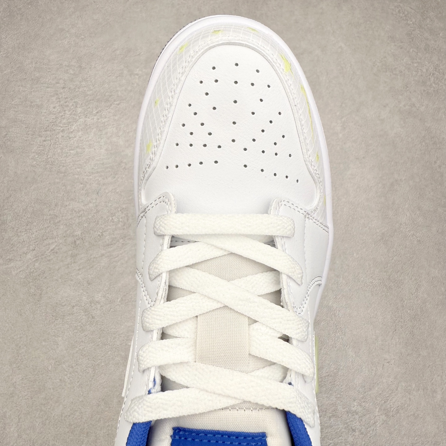 图片[4]-＃K版 Air Jordan AJ1 Low 低帮 HJ9955-100 全新流水线出品 DT版本唯一平替选择 市场第二梯队最强版 全部原鞋开发 原楦原纸板开发 全鞋电脑针车 原厂内置全掌气垫 原盒内在原标 唯一Zp原版鞋带绑法 免检产品 全新2022版型 全头层皮料 完美零毛边处理 原厂配置全掌气垫 价格定位良心 几十个配色陆续出货 实拍调校N版已经零色差零失真 百分百还原实物色彩所见即所得 不存在货不对板色差等低级问题 选购参考实物拍摄 不混卖不参货 只用心做好货严格选品 承诺混一赔十 尺码：36 36.5 37.5 38 38.5 39 40 40.5 41 42 42.5 43 44 44.5 45-选品中心