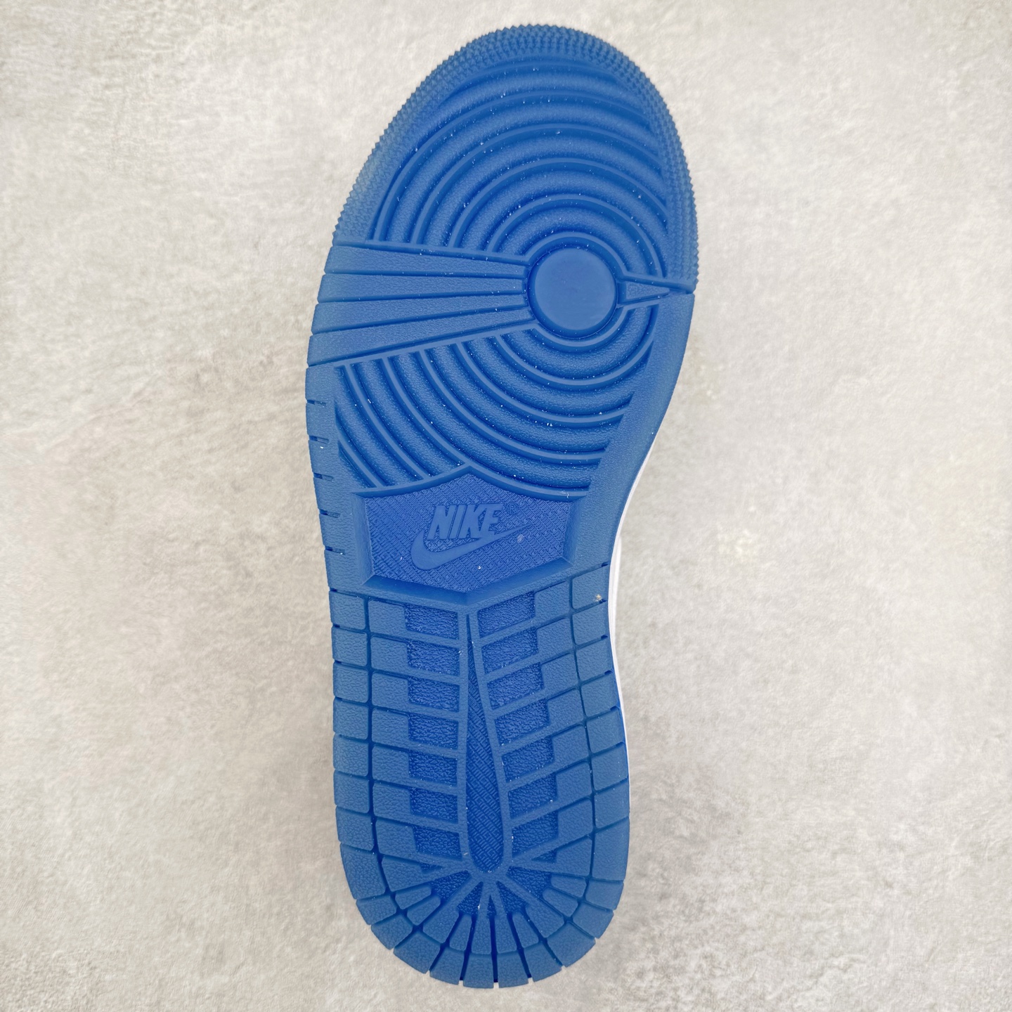 图片[9]-＃K版 Air Jordan AJ1 Low 低帮 HJ9955-100 全新流水线出品 DT版本唯一平替选择 市场第二梯队最强版 全部原鞋开发 原楦原纸板开发 全鞋电脑针车 原厂内置全掌气垫 原盒内在原标 唯一Zp原版鞋带绑法 免检产品 全新2022版型 全头层皮料 完美零毛边处理 原厂配置全掌气垫 价格定位良心 几十个配色陆续出货 实拍调校N版已经零色差零失真 百分百还原实物色彩所见即所得 不存在货不对板色差等低级问题 选购参考实物拍摄 不混卖不参货 只用心做好货严格选品 承诺混一赔十 尺码：36 36.5 37.5 38 38.5 39 40 40.5 41 42 42.5 43 44 44.5 45-选品中心