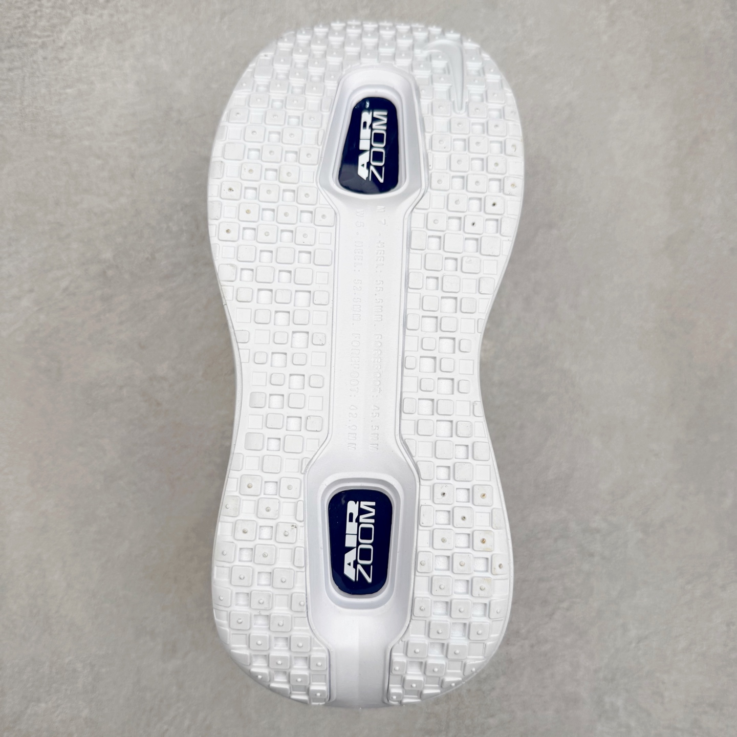 图片[9]-NK Vomero Premium 时尚舒适 网布防滑耐磨 低帮跑步鞋 HQ2050-718 实拍调校N版已经零色差零失真 百分百还原实物色彩所见即所得 不存在货不对板色差等低级问题 选购参考实物拍摄 不混卖不参货 只用心做好货严格选品 承诺混一赔十 尺码：36 36.5 37.5 38 38.5 39 40 40.5 41 42 42.5 43 44 44.5 45-选品中心