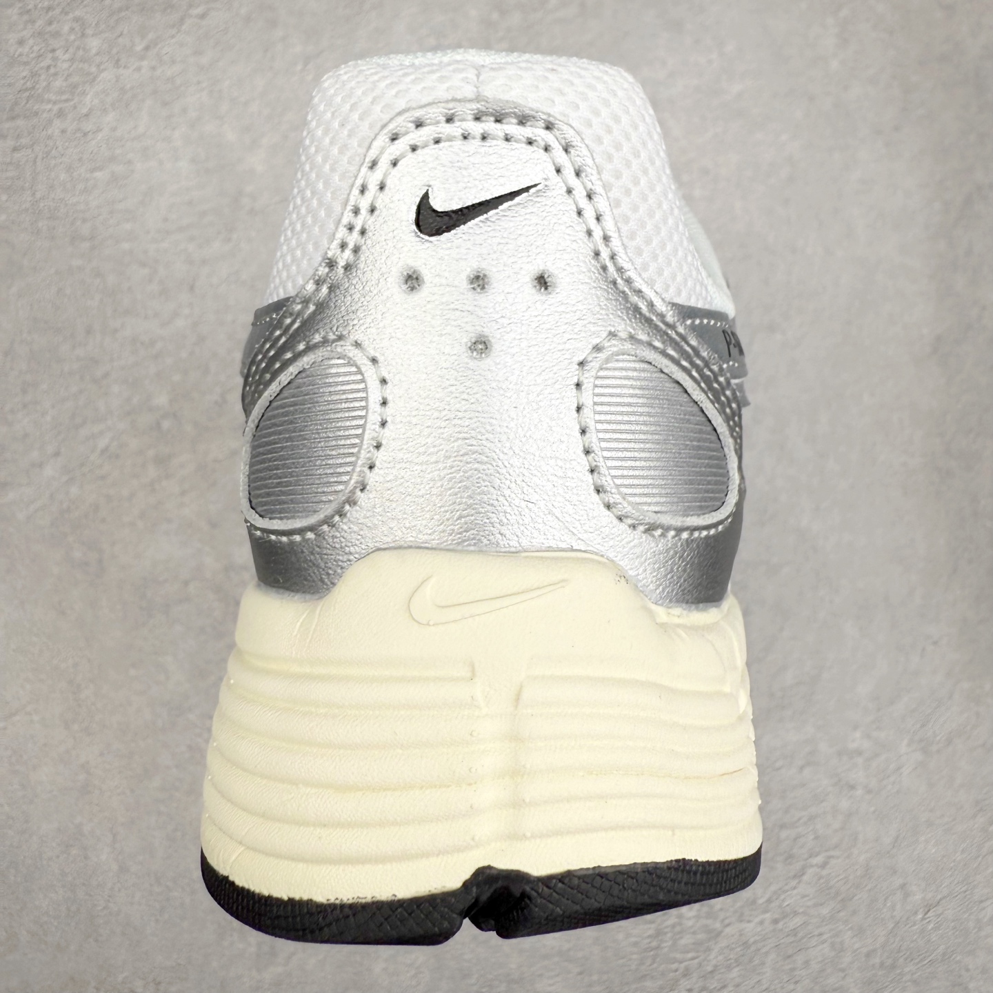 图片[8]-NK P-6000 系列低帮复古老爹风休闲运动舒适慢跑鞋 CD6404-105 融合 Pegasus 过往运动鞋设计 助力 21 世纪早期跑步运动跃升时尚新高度 采用透气网眼布、运动风格线条和耐穿覆面 兼具吸睛外观和舒适感受 中底泡绵以田径赛道为灵感 打造厚实设计 缔造出众缓震性能 尺码：36 36.5 37.5 38 38.5 39 40 40.5 41 42 42.5 43 44 44.5 45-选品中心