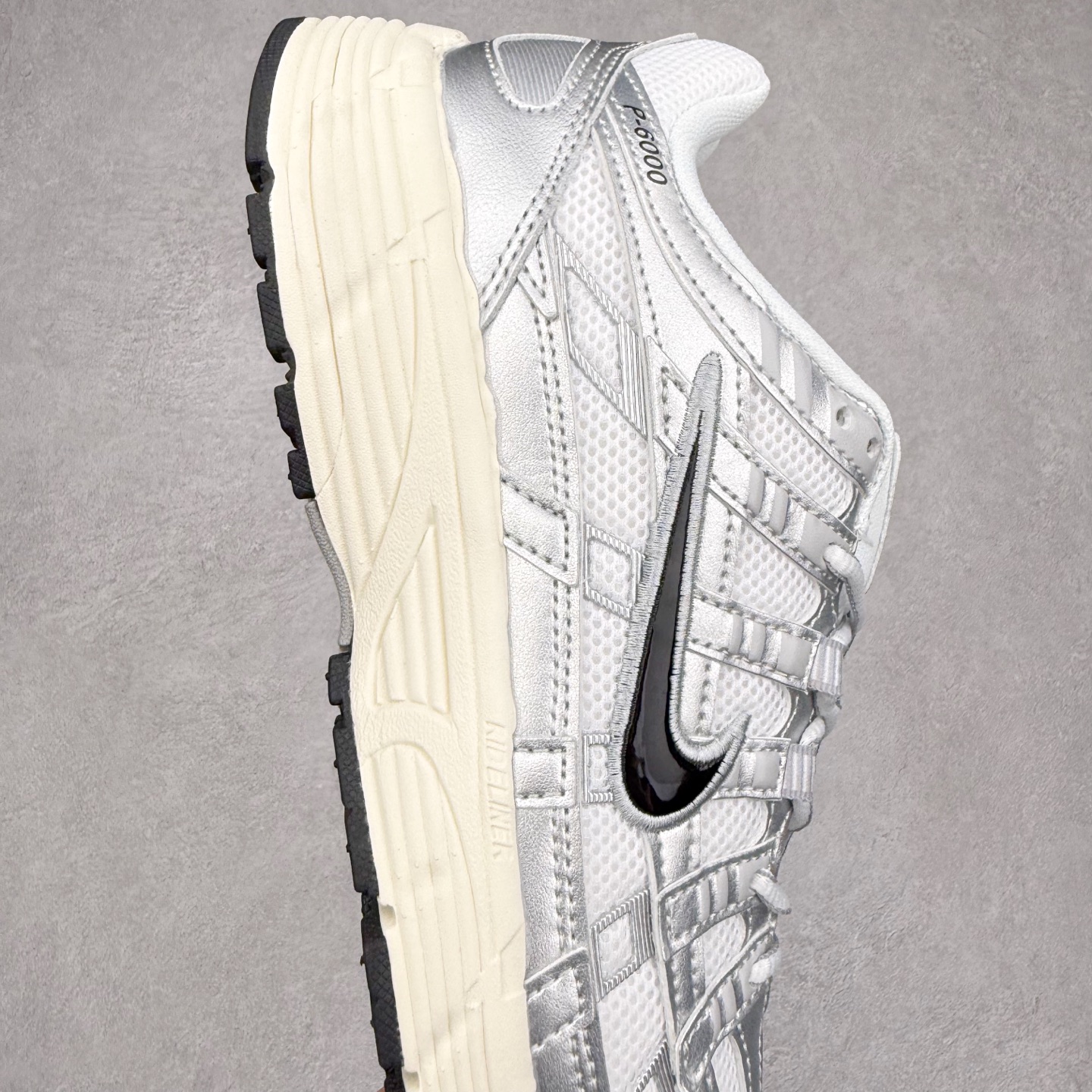 图片[6]-NK P-6000 系列低帮复古老爹风休闲运动舒适慢跑鞋 CD6404-105 融合 Pegasus 过往运动鞋设计 助力 21 世纪早期跑步运动跃升时尚新高度 采用透气网眼布、运动风格线条和耐穿覆面 兼具吸睛外观和舒适感受 中底泡绵以田径赛道为灵感 打造厚实设计 缔造出众缓震性能 尺码：36 36.5 37.5 38 38.5 39 40 40.5 41 42 42.5 43 44 44.5 45-选品中心