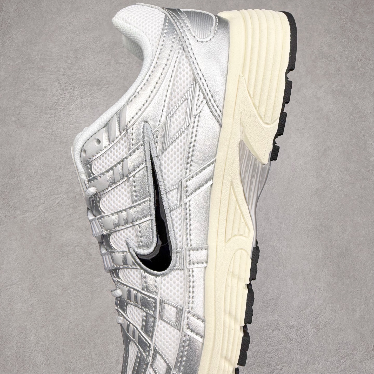 图片[7]-NK P-6000 系列低帮复古老爹风休闲运动舒适慢跑鞋 CD6404-105 融合 Pegasus 过往运动鞋设计 助力 21 世纪早期跑步运动跃升时尚新高度 采用透气网眼布、运动风格线条和耐穿覆面 兼具吸睛外观和舒适感受 中底泡绵以田径赛道为灵感 打造厚实设计 缔造出众缓震性能 尺码：36 36.5 37.5 38 38.5 39 40 40.5 41 42 42.5 43 44 44.5 45-选品中心