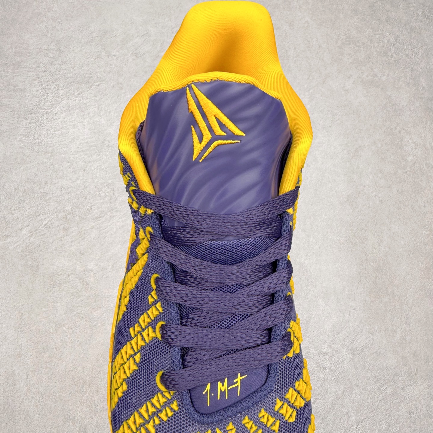 图片[5]-NK JA3 EP 莫兰特三代低帮篮球鞋 以鲜艳明亮的色调脱颖而出。鞋舌上醒目地展示着 “ JA ” 标志，而后跟上的 “ 12 ：AM ” 则以独特的设计呈现。鞋头和鞋舌采用透气运动网布制成，确保舒适耐用。在第一款鞋型的基础上进行了重大升级，采用更为挺拔的鞋口设计，为脚踝带来更佳的包裹与支撑感。侧面独特波纹纹理细节，打破了单调，赋予鞋子灵动与活力的视觉体验。中底部分巧妙借鉴了科比 5 的经典元素，融入斑点细节，增强了整体美学吸引力。实拍调校N版已经零色差零失真 百分百还原实物色彩所见即所得 不存在货不对板色差等低级问题 选购参考实物拍摄 不混卖不参货 只用心做好货严格选品 承诺混一赔十 尺码：40 40.5 41 42 42.5 43 44 44.5 45 46-选品中心