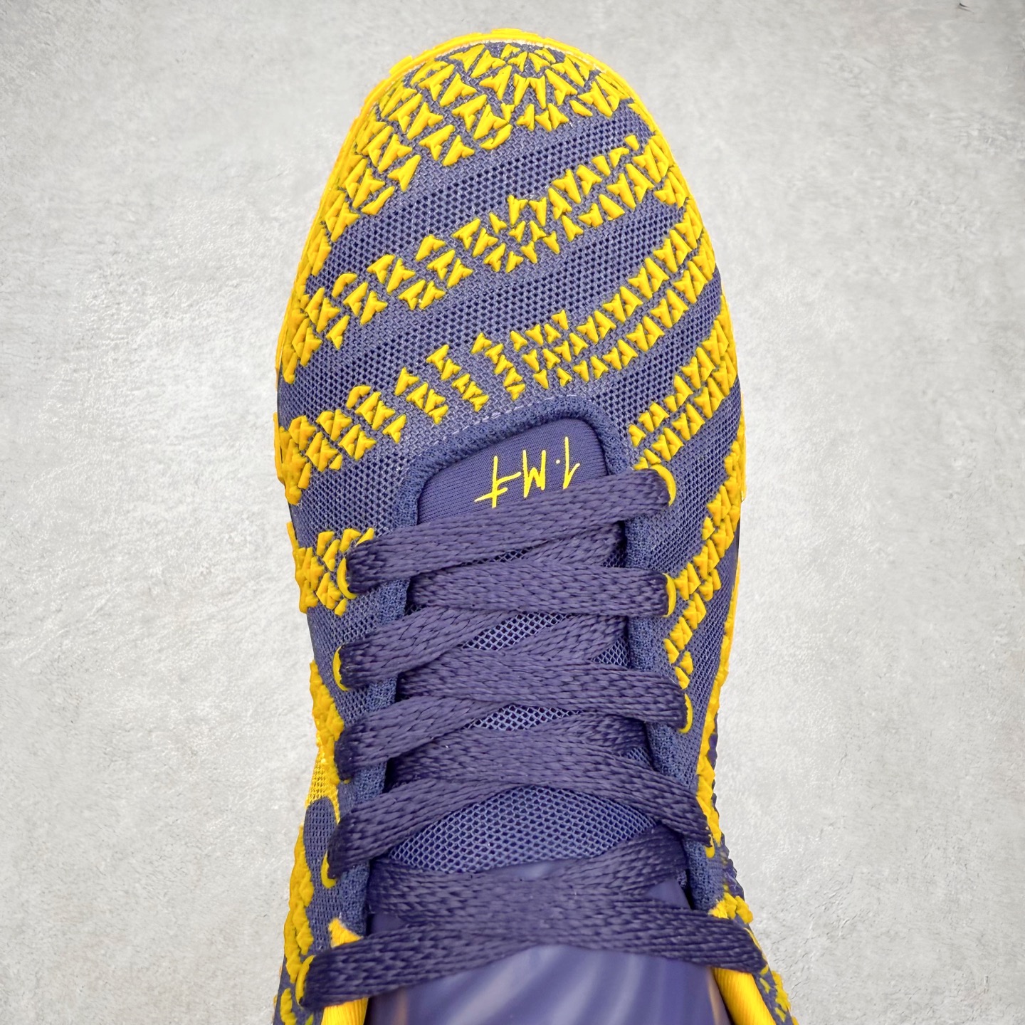 图片[4]-NK JA3 EP 莫兰特三代低帮篮球鞋 以鲜艳明亮的色调脱颖而出。鞋舌上醒目地展示着 “ JA ” 标志，而后跟上的 “ 12 ：AM ” 则以独特的设计呈现。鞋头和鞋舌采用透气运动网布制成，确保舒适耐用。在第一款鞋型的基础上进行了重大升级，采用更为挺拔的鞋口设计，为脚踝带来更佳的包裹与支撑感。侧面独特波纹纹理细节，打破了单调，赋予鞋子灵动与活力的视觉体验。中底部分巧妙借鉴了科比 5 的经典元素，融入斑点细节，增强了整体美学吸引力。实拍调校N版已经零色差零失真 百分百还原实物色彩所见即所得 不存在货不对板色差等低级问题 选购参考实物拍摄 不混卖不参货 只用心做好货严格选品 承诺混一赔十 尺码：40 40.5 41 42 42.5 43 44 44.5 45 46-选品中心