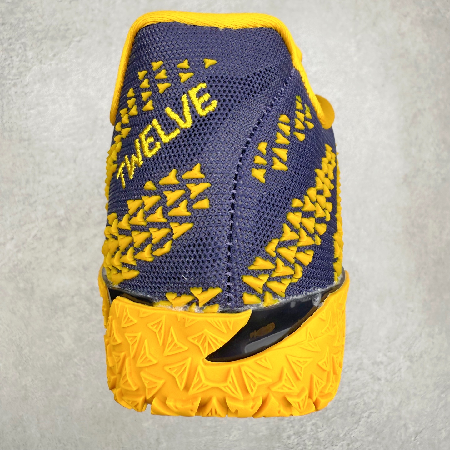 图片[8]-NK JA3 EP 莫兰特三代低帮篮球鞋 以鲜艳明亮的色调脱颖而出。鞋舌上醒目地展示着 “ JA ” 标志，而后跟上的 “ 12 ：AM ” 则以独特的设计呈现。鞋头和鞋舌采用透气运动网布制成，确保舒适耐用。在第一款鞋型的基础上进行了重大升级，采用更为挺拔的鞋口设计，为脚踝带来更佳的包裹与支撑感。侧面独特波纹纹理细节，打破了单调，赋予鞋子灵动与活力的视觉体验。中底部分巧妙借鉴了科比 5 的经典元素，融入斑点细节，增强了整体美学吸引力。实拍调校N版已经零色差零失真 百分百还原实物色彩所见即所得 不存在货不对板色差等低级问题 选购参考实物拍摄 不混卖不参货 只用心做好货严格选品 承诺混一赔十 尺码：40 40.5 41 42 42.5 43 44 44.5 45 46-选品中心